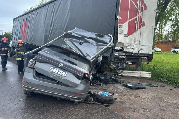 Choque múltiple en la Ruta 2: murió un joven conductor tras impactar contra una camioneta y un camión