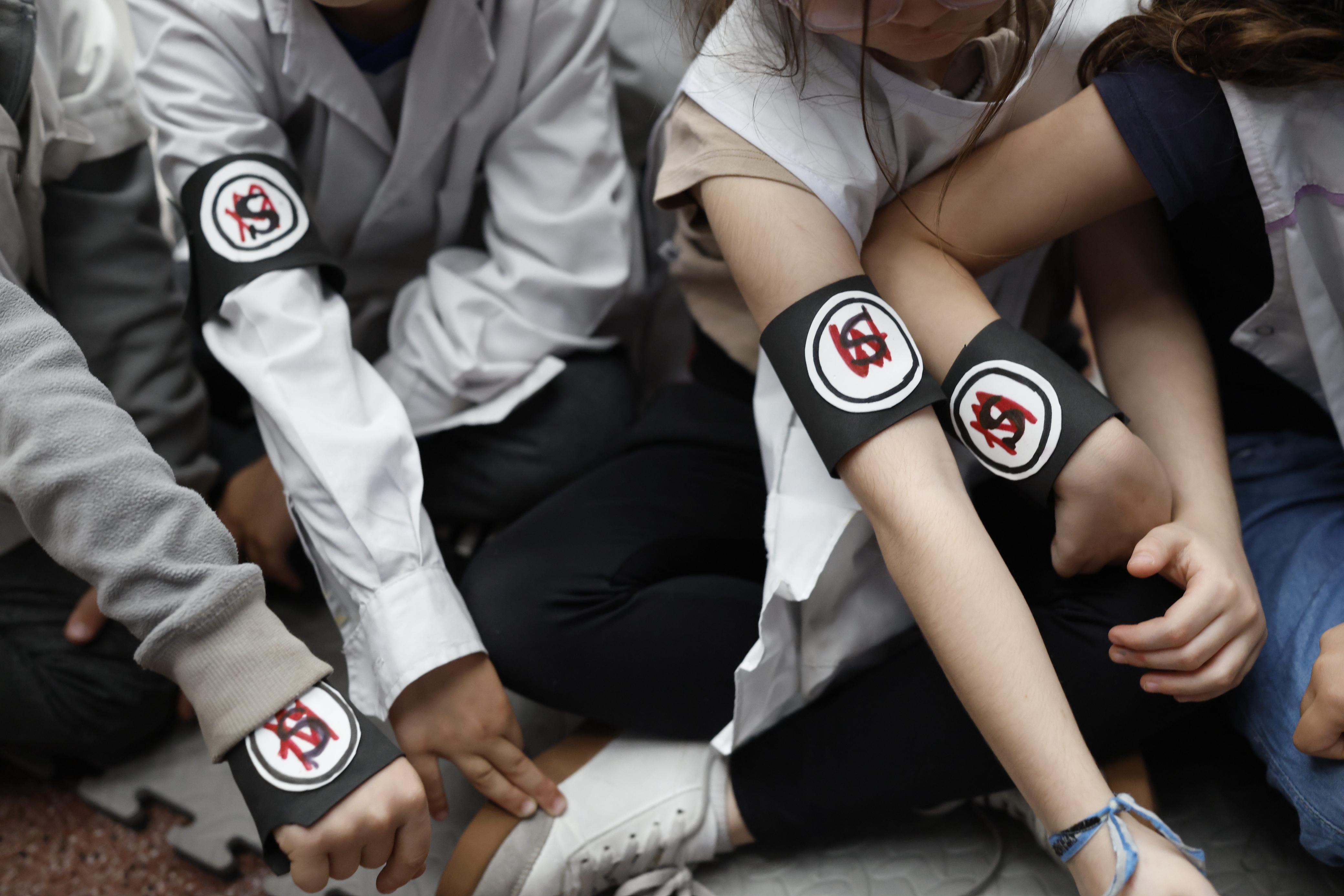 El brazalete de Say No More en el brazo de los alumnos