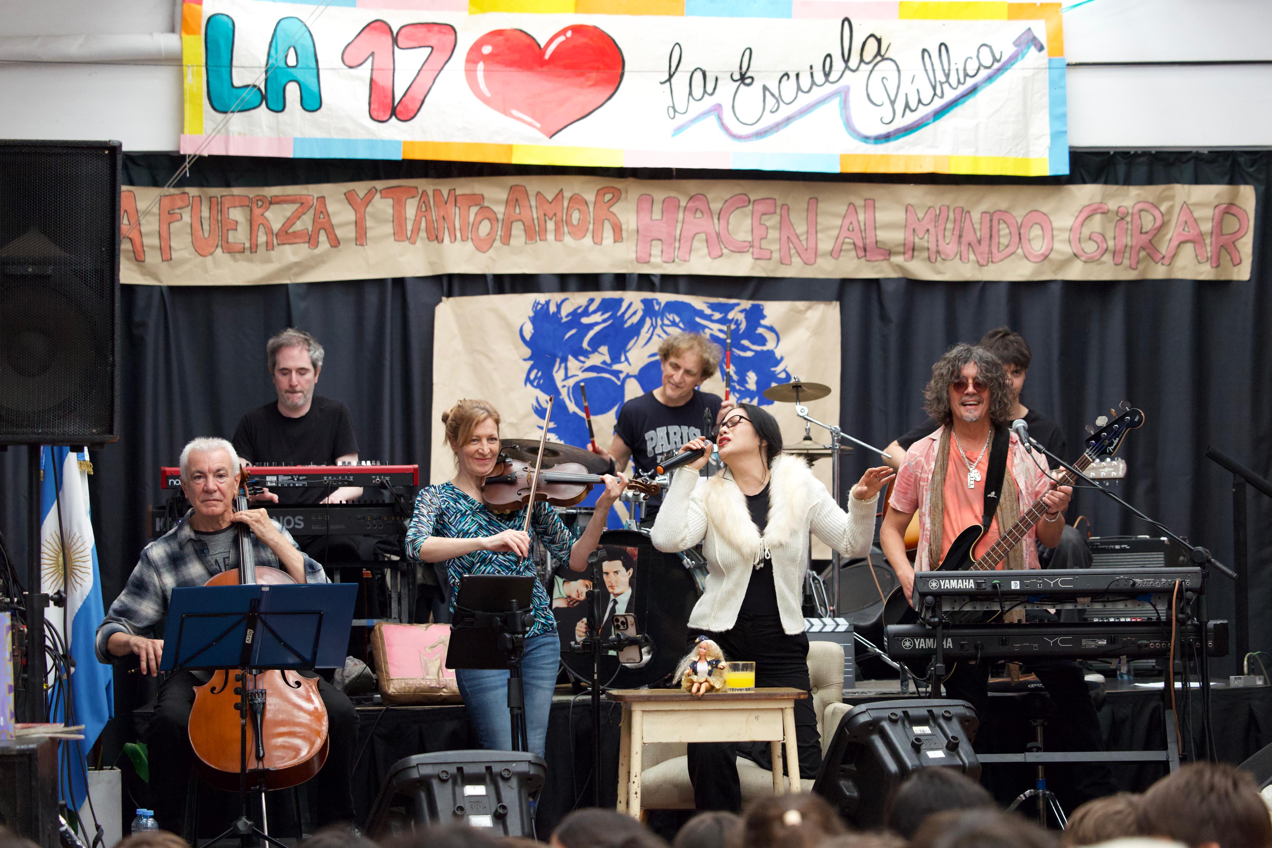El homenaje a Charly García por sus 75 años en una escuela primaria de Belgrano