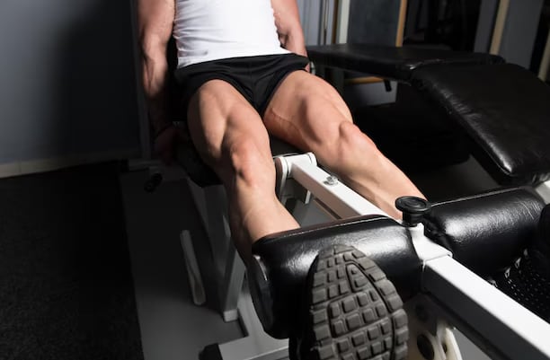 Los músculos de las piernas generan la fuerza indispensable para acelerar y sostener ritmos de carrera más exigentes (Freepik)