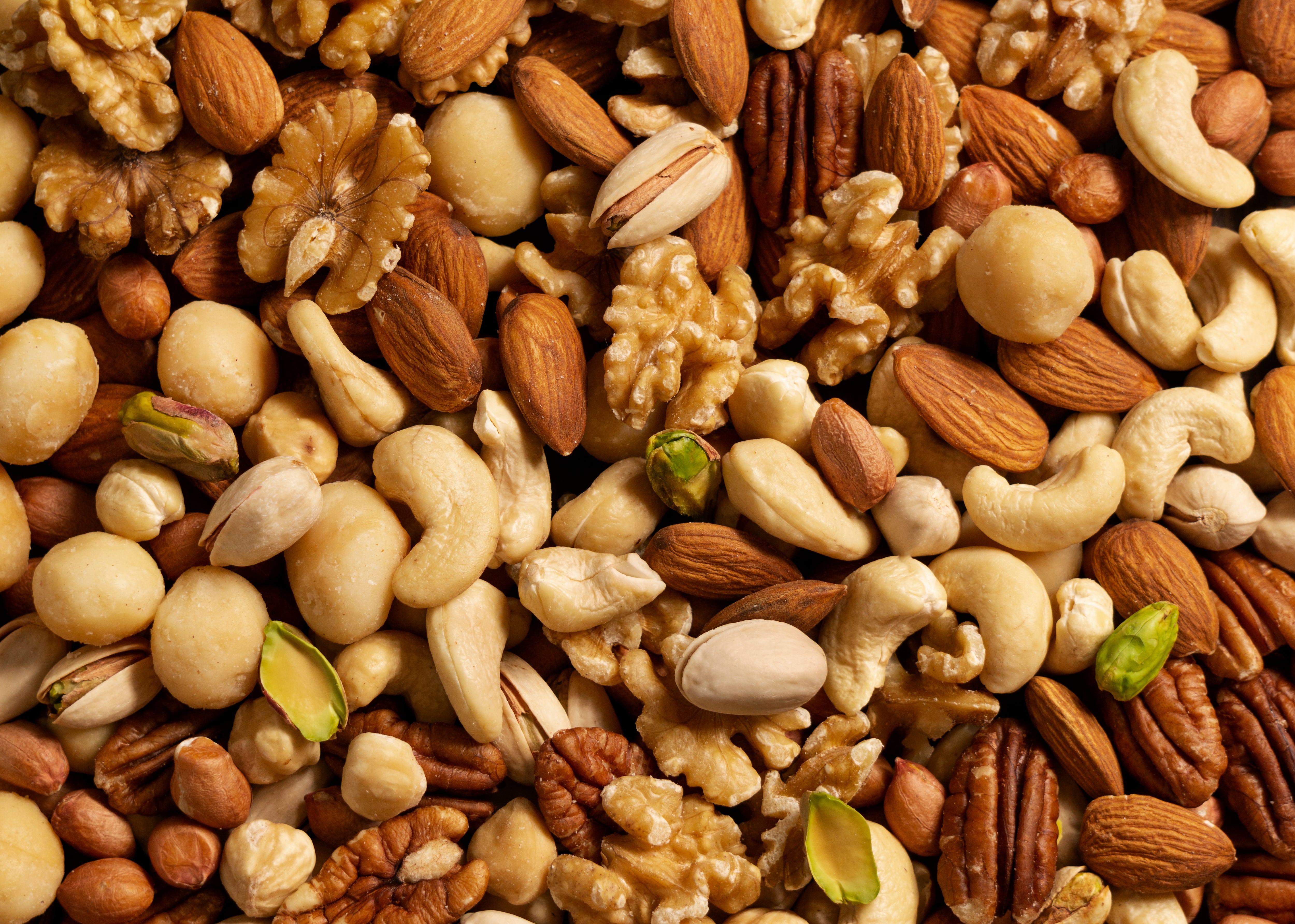 El consumo continuo de almendras durante dieciséis semanas reduce la visibilidad de las arrugas en el rostro