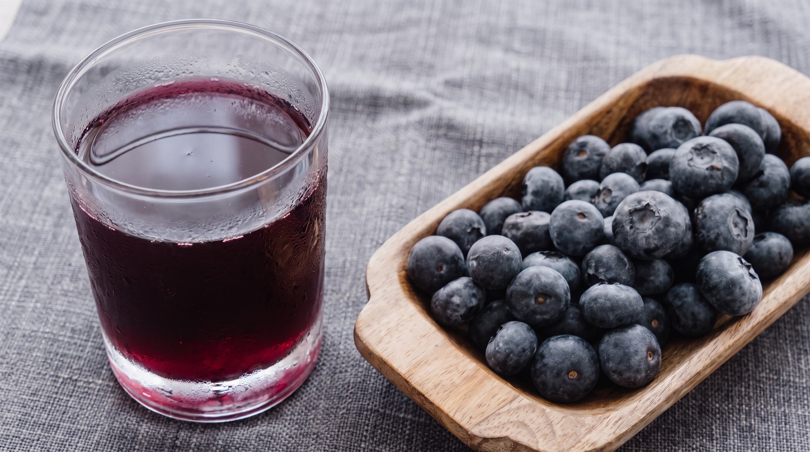 Un estudio publicado en Scientific Reports comprobó que el jugo de arándano puro sin azúcar reduce la placa dental y la producción de ácido bucal. (Imagen Ilustrativa Infobae)