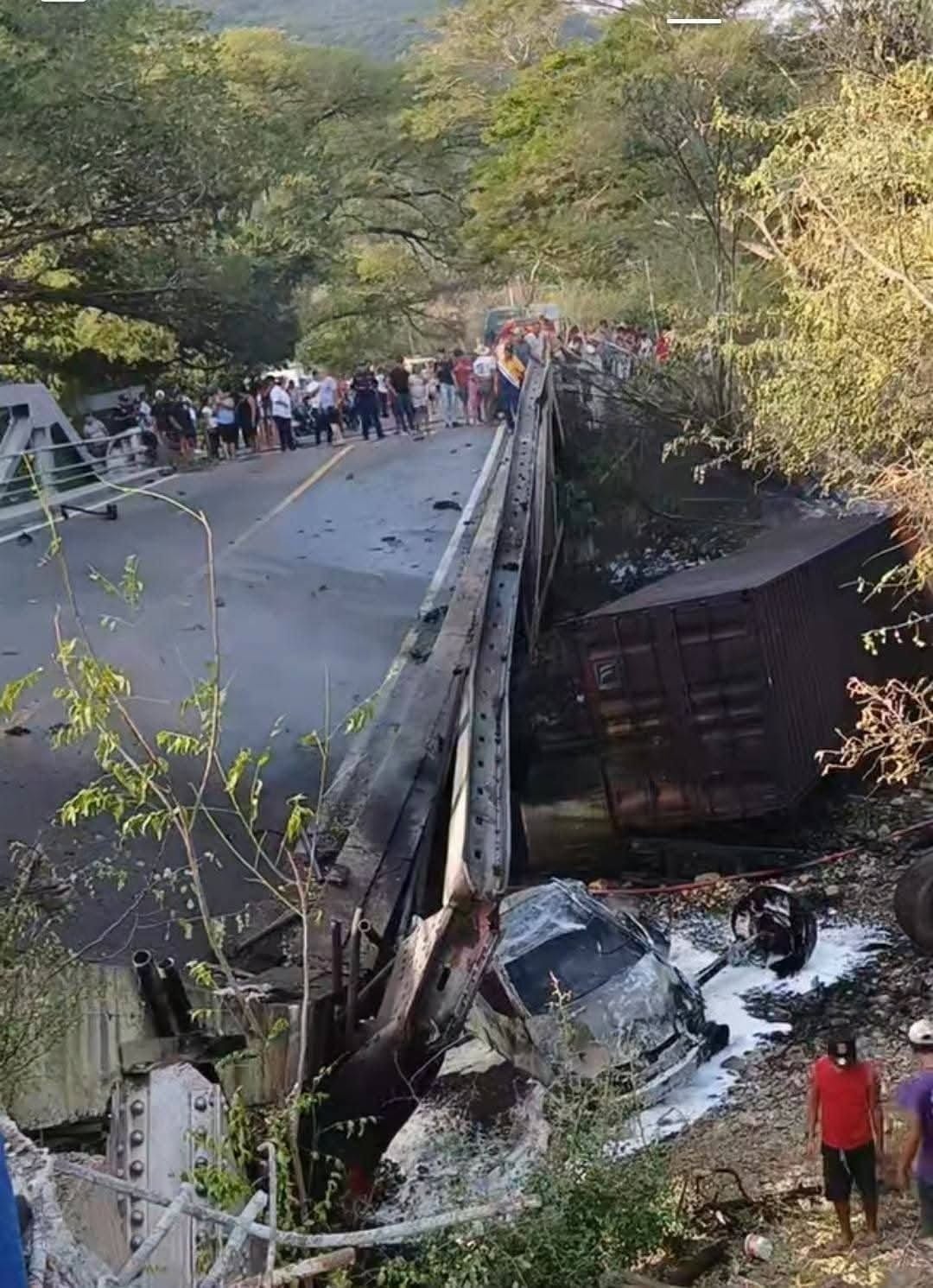 El impacto del tráiler cargado con blocks provocó un incendio y el colapso parcial del puente El Güijo, según los Bomberos Municipales Departamentales.