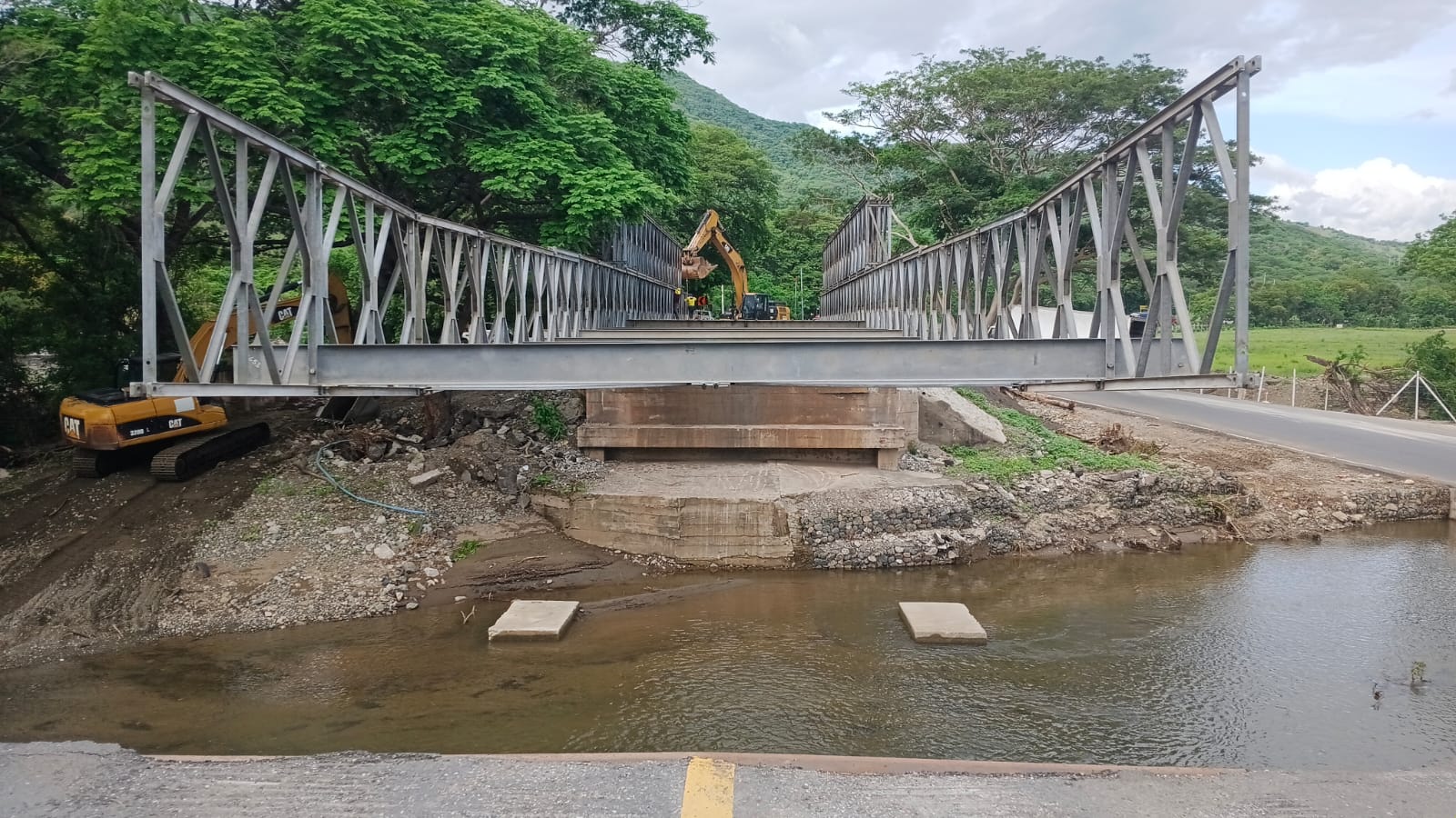 Las cuadrillas completaron el armado de seis tramos de la nariz de lanzamiento para desplazar el puente sobre el cauce. (Ministerio de Comunicaciones)