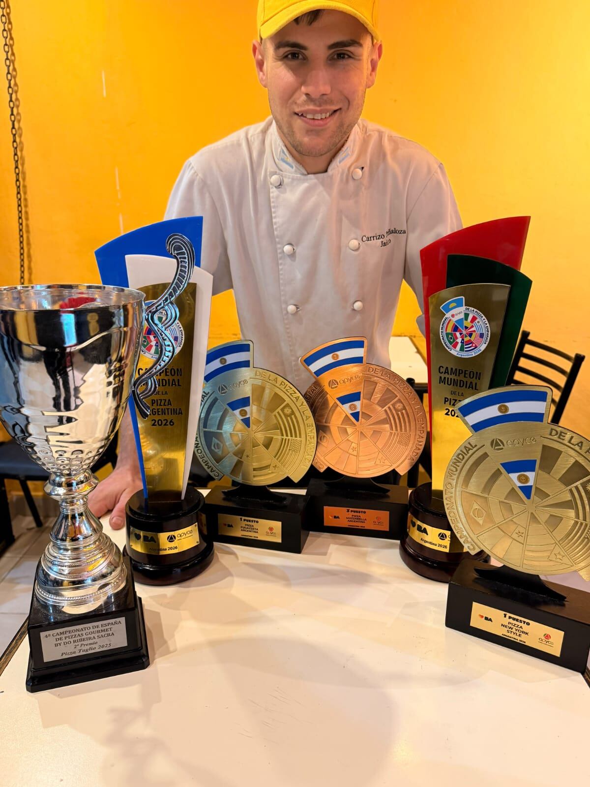 Con todos los trofeos en la mesa (@jairo.carrizo22)