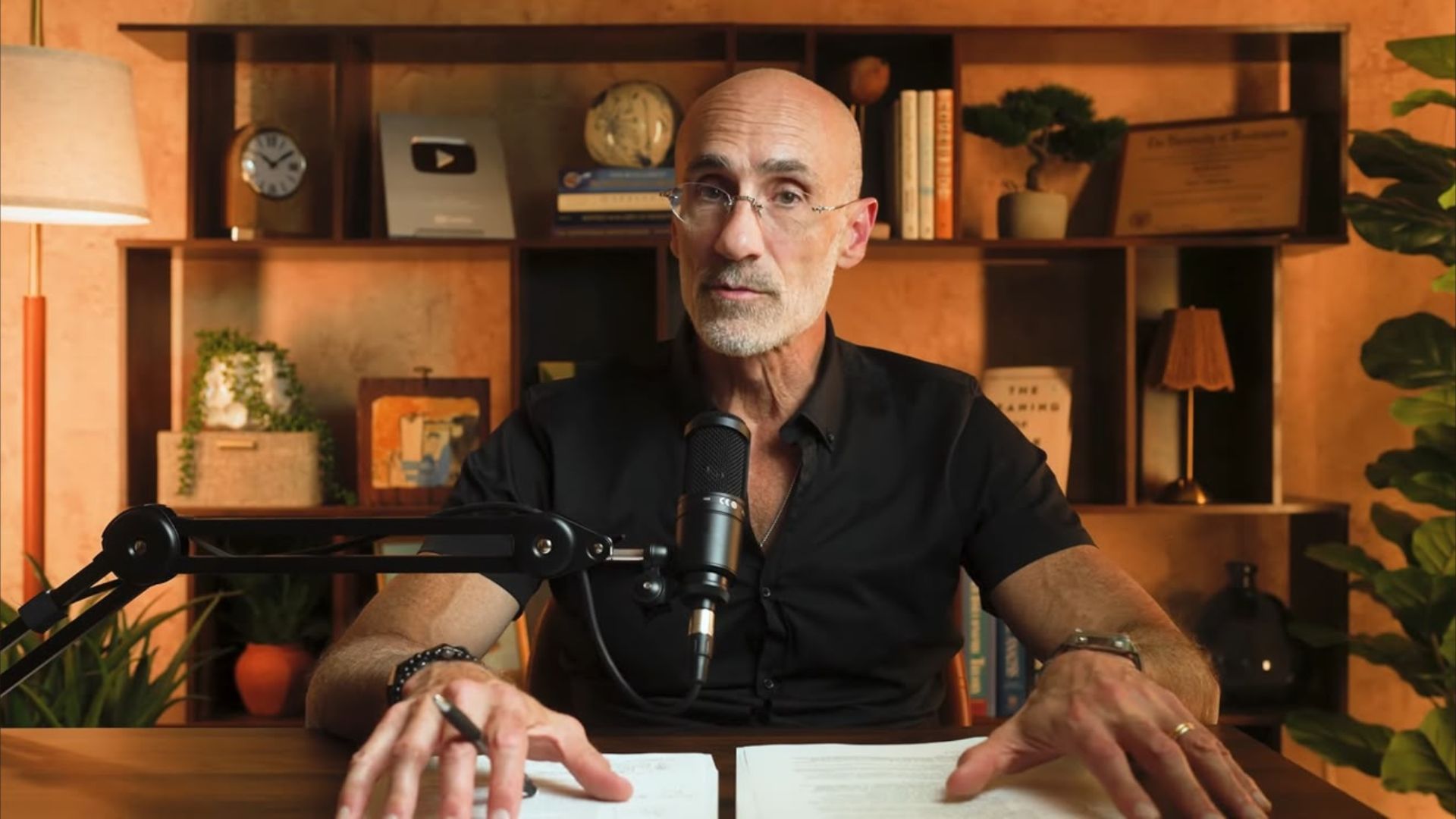 Arthur Brooks afirma que la decisión voluntaria de postergar el descanso perjudica la felicidad personal (Yt: @Dr. Arthur Brooks)
