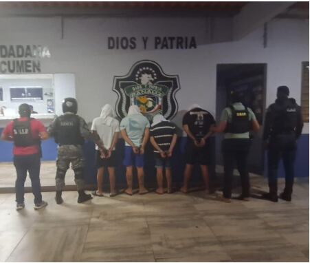 Cuatro personas fueron aprehendidas durante un allanamiento en Tocumen, donde se decomisaron presuntas sustancias ilícitas, dinero en efectivo, equipos tecnológicos y un chaleco balístico. Tomada de la PN