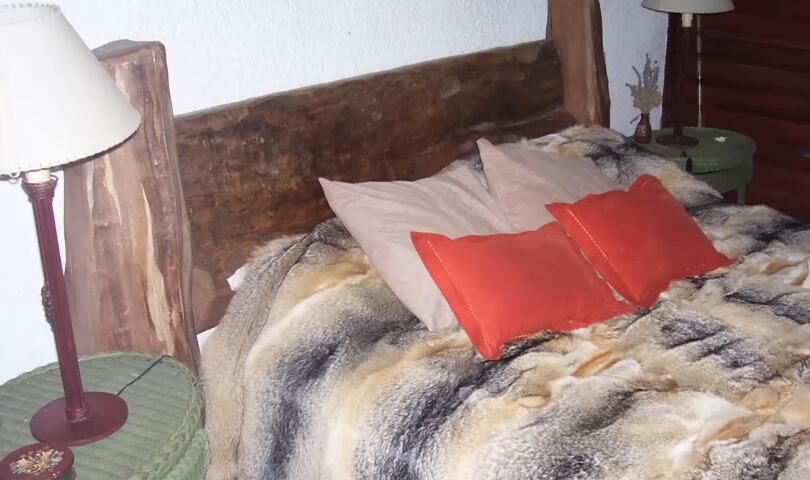 Foto de la habitación principal de la cabaña de Carlos Menem