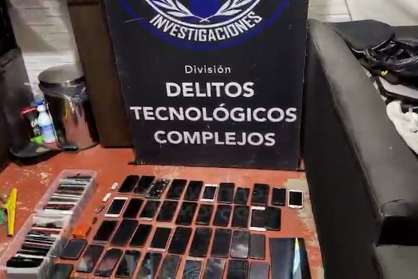 Desbarataron un laboratorio clandestino de desbloqueo de celulares en Saavedra: más de 130 dispositivos secuestrados