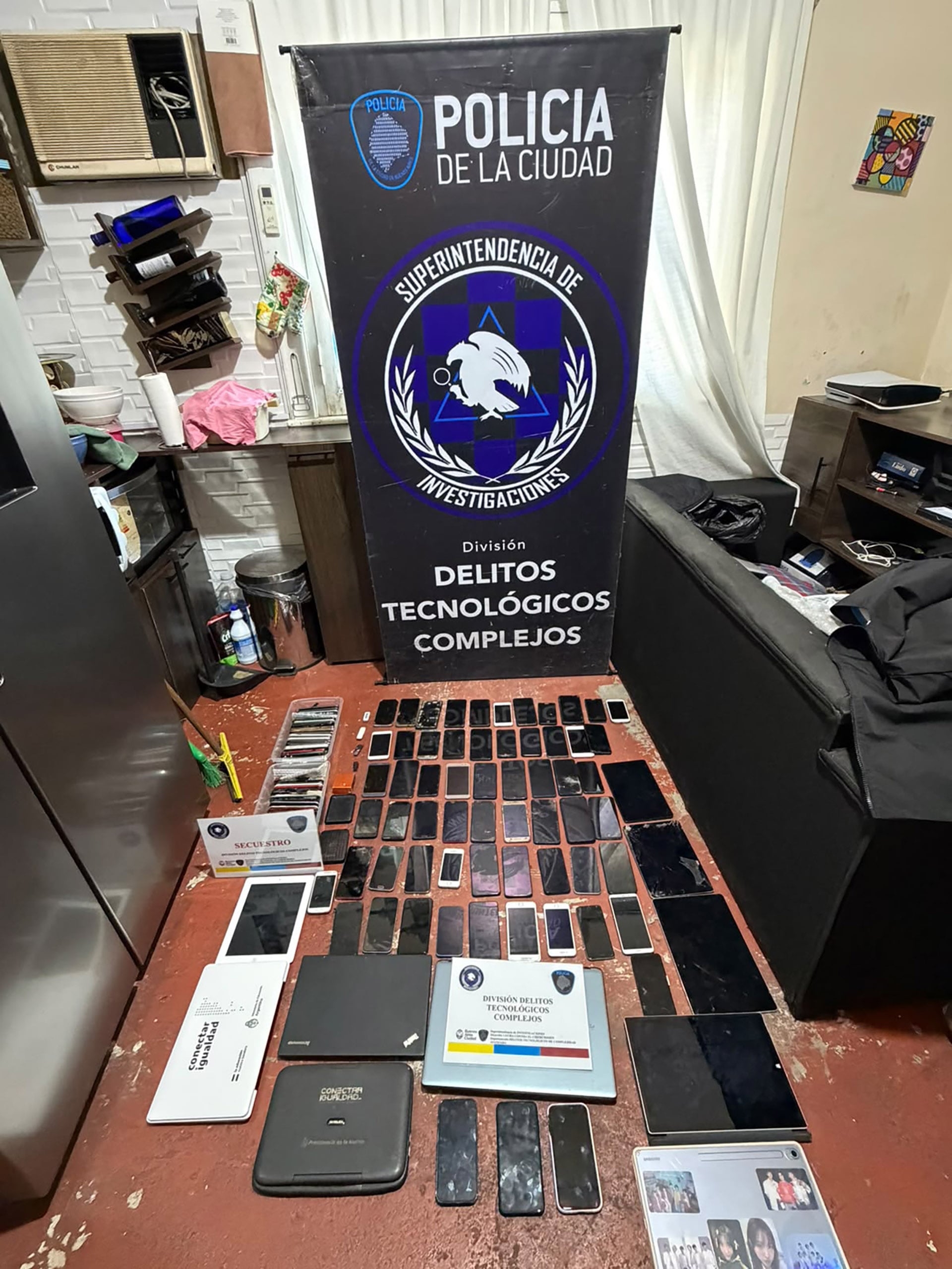 Parte del material incautado en el lugar