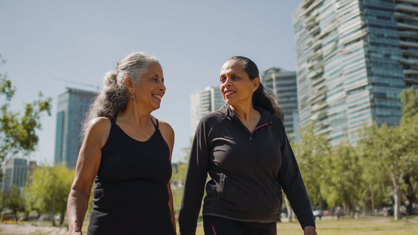 Las mujeres que alcanzan la menopausia a una edad más tardía conservan un mayor grosor cortical en áreas asociadas a la memoria - ( Imagen Ilustrativa Infobae)