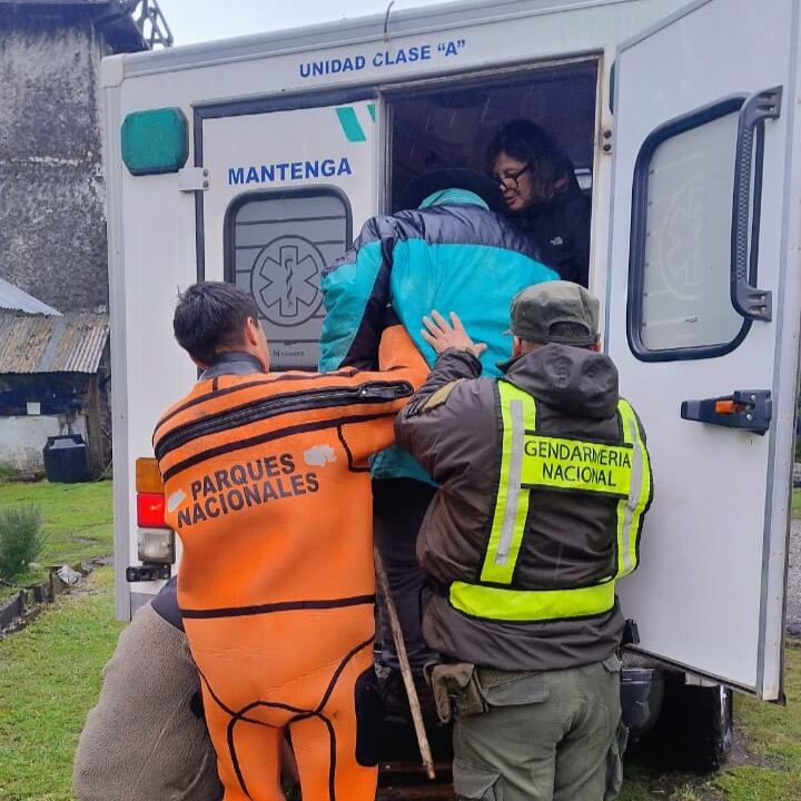 Desplegaron un importante operativo para rescatar a un hombre de 100 años que vivía frente al volcán Lanín