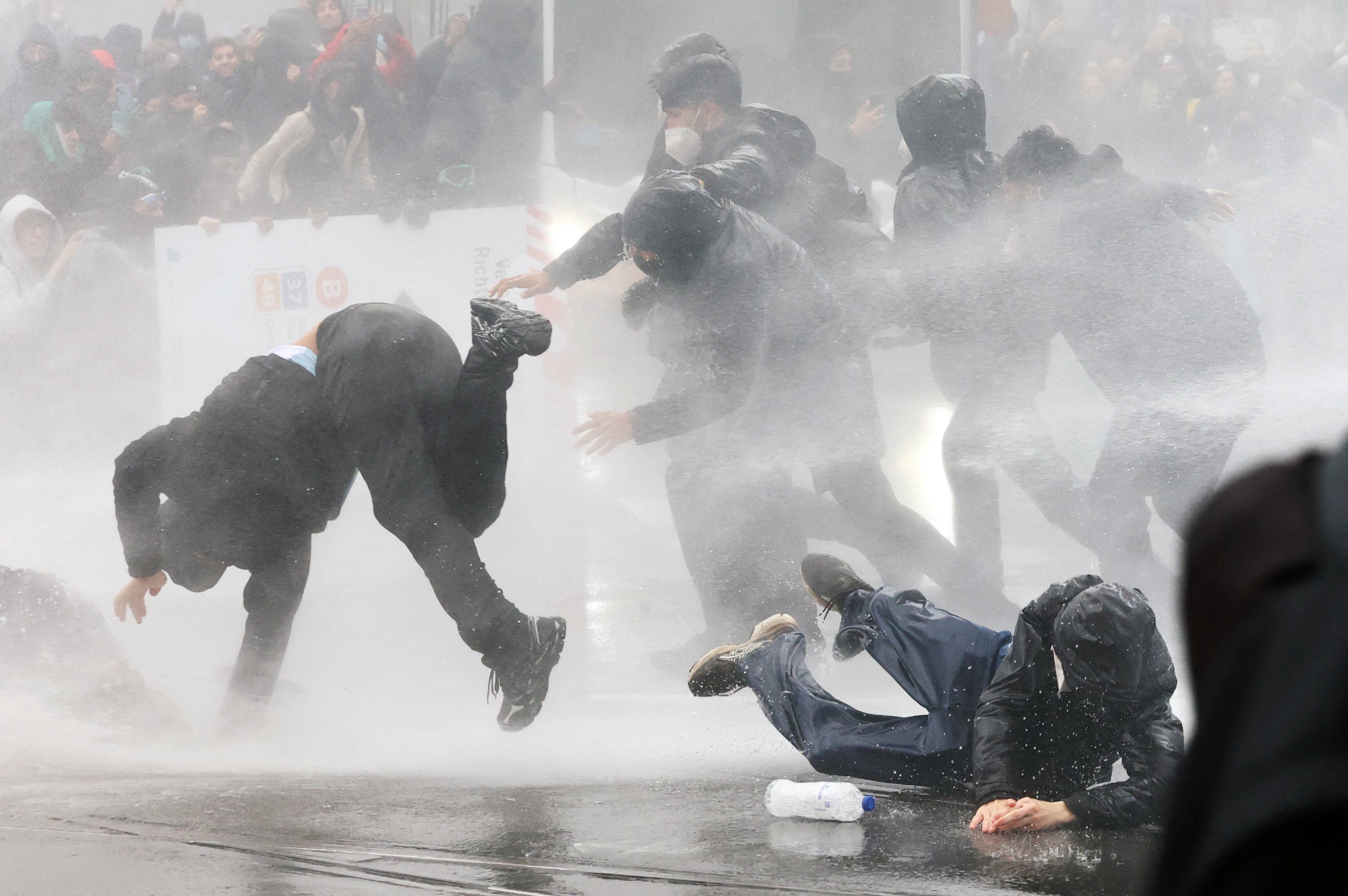 Los manifestantes reaccionan a los cañones de agua de la policía mientras estudiantes se suman a una huelga nacional contra las medidas de austeridad y los recortes presupuestarios del Gobierno belga, en Bruselas, Bélgica, el 9 de octubre de 2026. REUTERS/Yves Herman