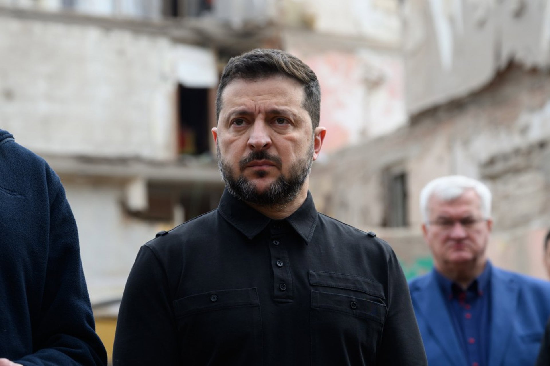 El presidente de Ucrania, Volodimir Zelensky, rinde homenaje a las víctimas de un ataque ruso en la ciudad de Pryluky y conversa con personas afectadas por el ataque, el 8 de octubre de 2026 (Europa Press)