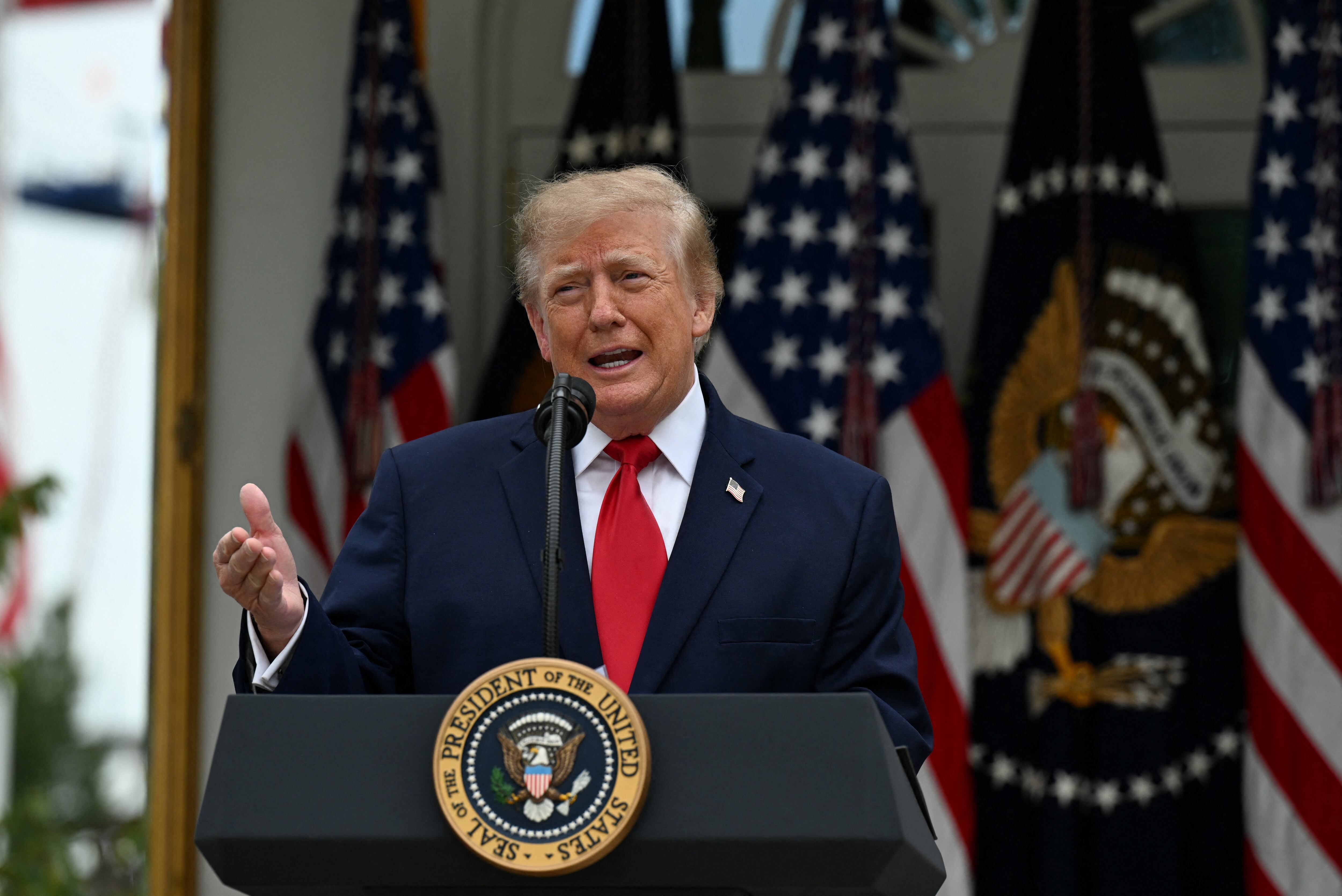 El presidente de EE. UU., Donald Trump, interviene durante un almuerzo en el Jardín de las Rosas de la Casa Blanca, en Washington D. C., Estados Unidos, el 15 de octubre de 2026 (REUTERS/Annabelle Gordon)