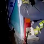 Dramático rescate en Neuquén: cedió un camino rural y y una ambulancia con pacientes quedó al borde de un precipicio
