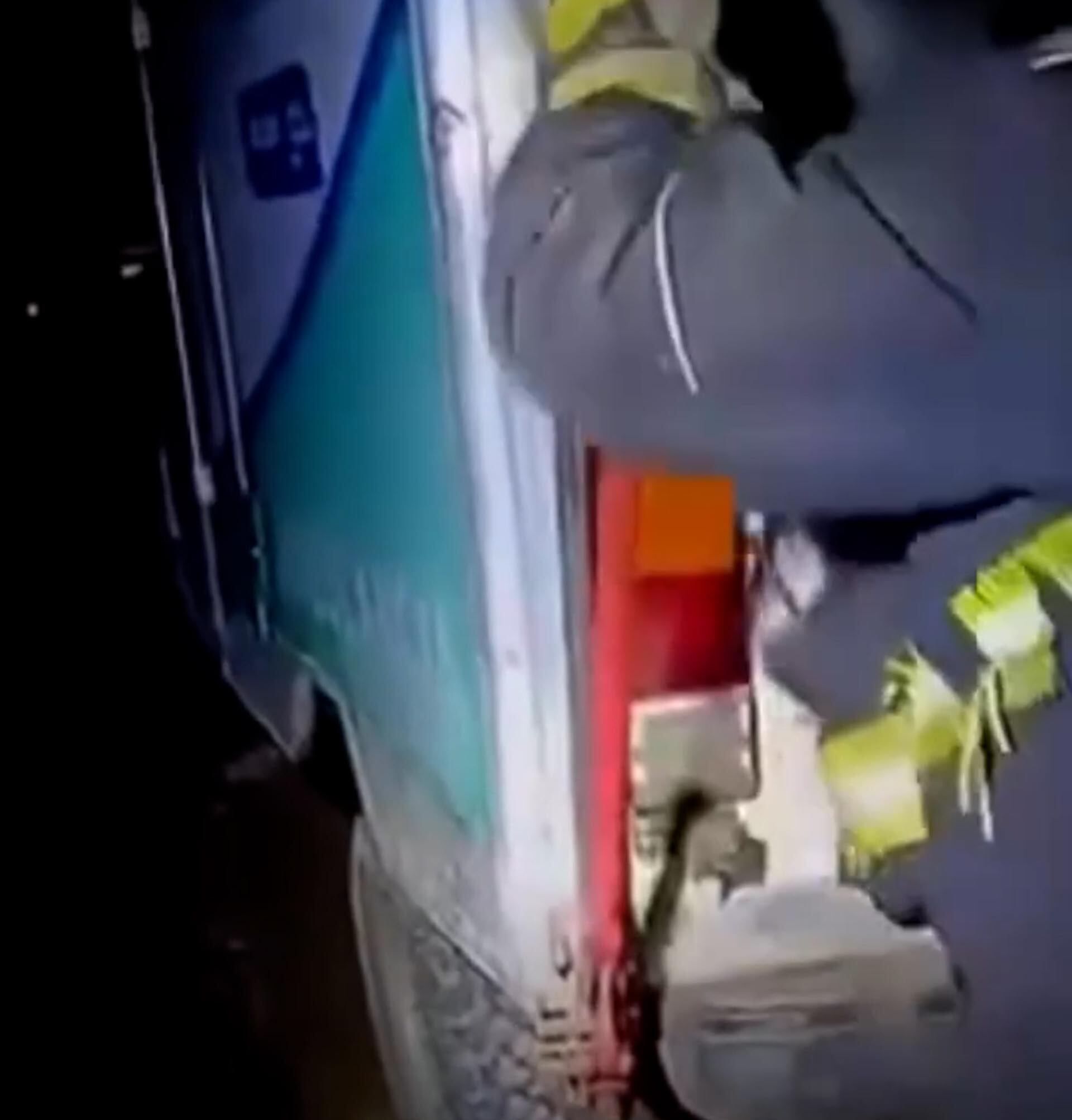 Dramático rescate en Neuquén: cedió un camino rural y y una ambulancia con pacientes quedó al borde de un precipicio