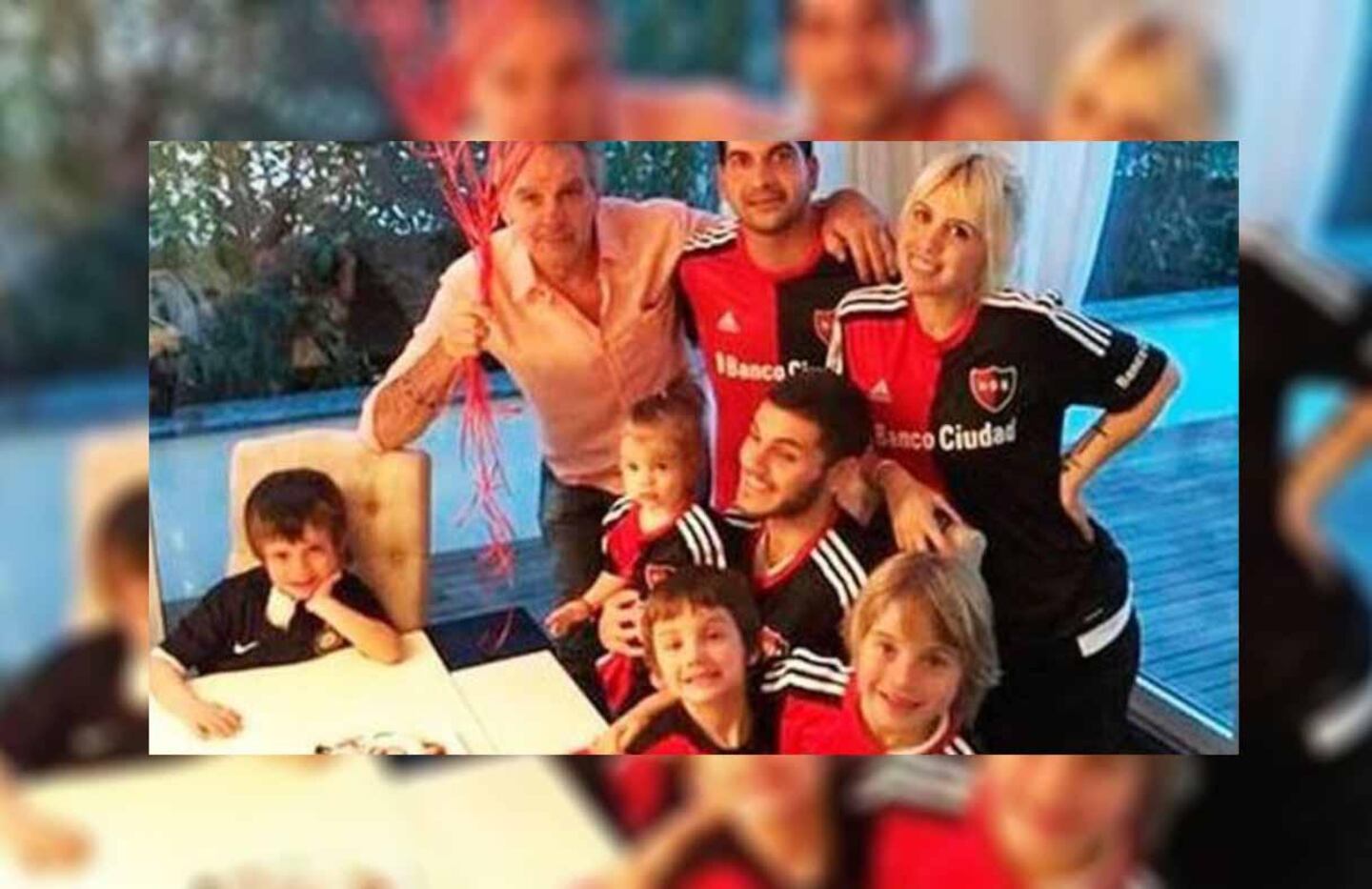 La foto de los hijos de Wanda Nara y Maxi López con camisetas de Newell’s que generó polémica en 2014 (X)