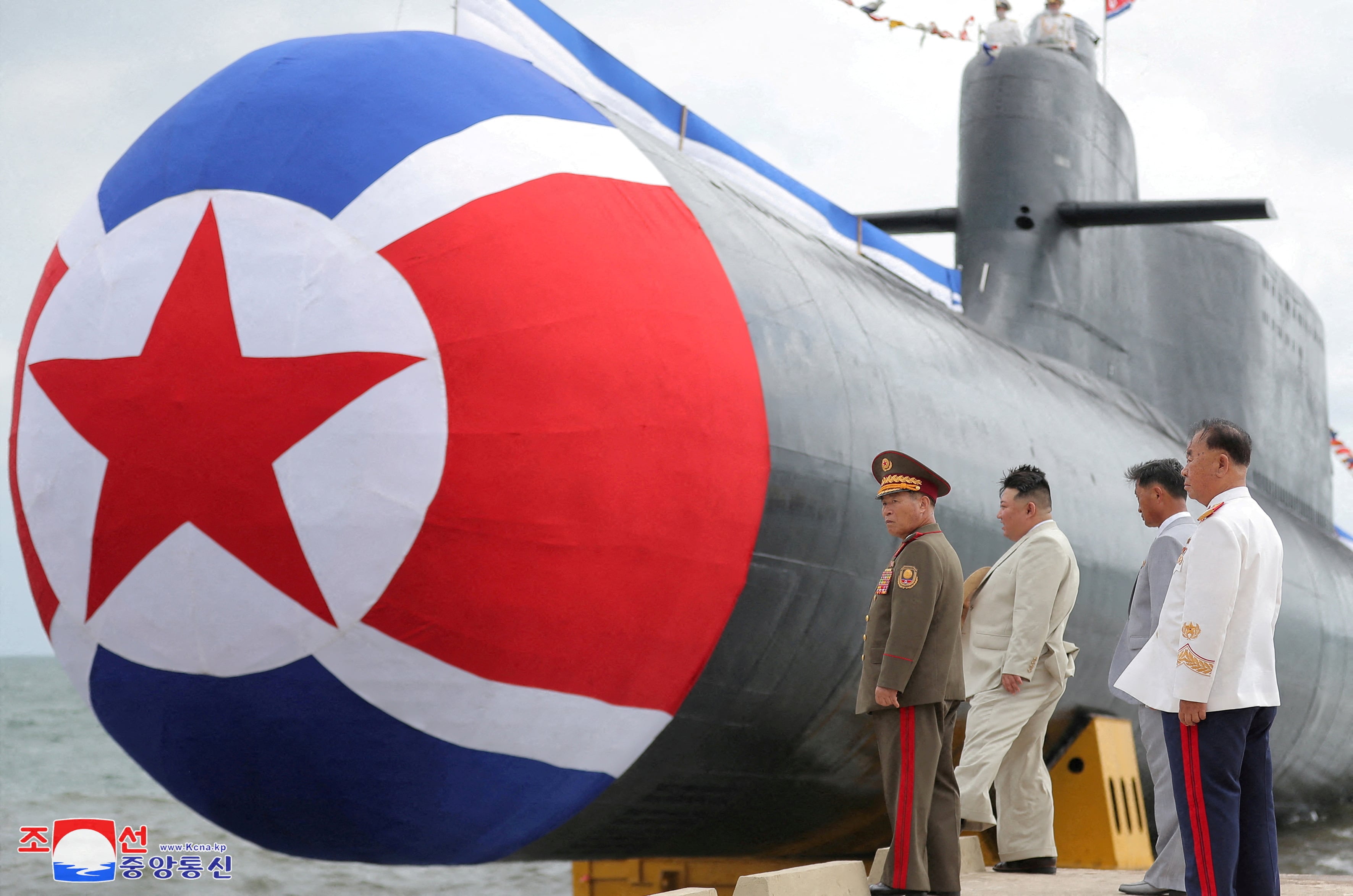 El dictador norcoreano, Kim Jong-un, asiste a lo que los medios estatales describen como una ceremonia de botadura de un submarino de ataque nuclear táctico en Corea del Norte (KCNA vía REUTERS/Archivo)