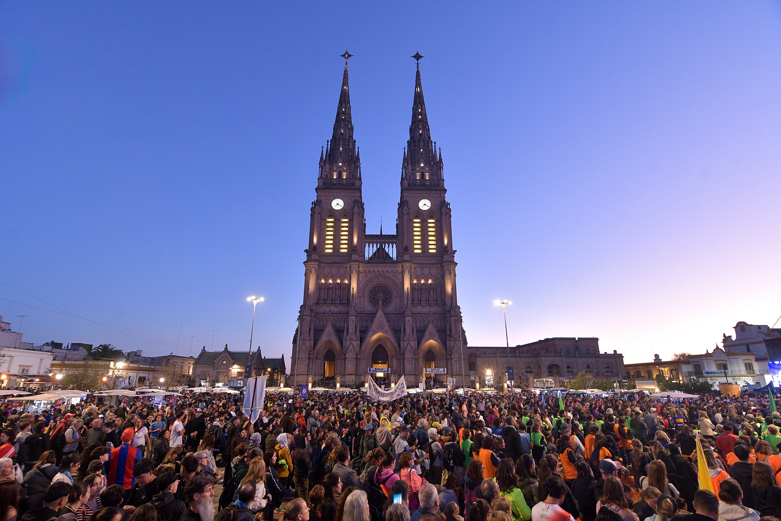 Una multitud de fieles se congregó en la plaza situada frente a la Basílica de Nuestra Señora de Luján (Santuario de Luján)