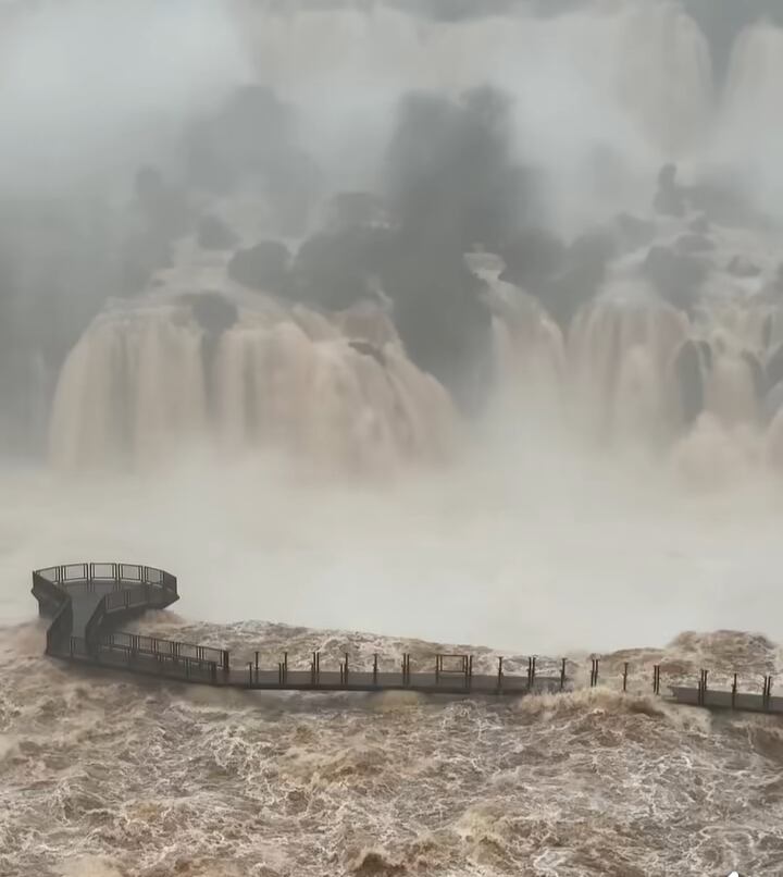 El Circuito Superior de las Cataratas del Iguazú fue cerrado por la gran crecida del río