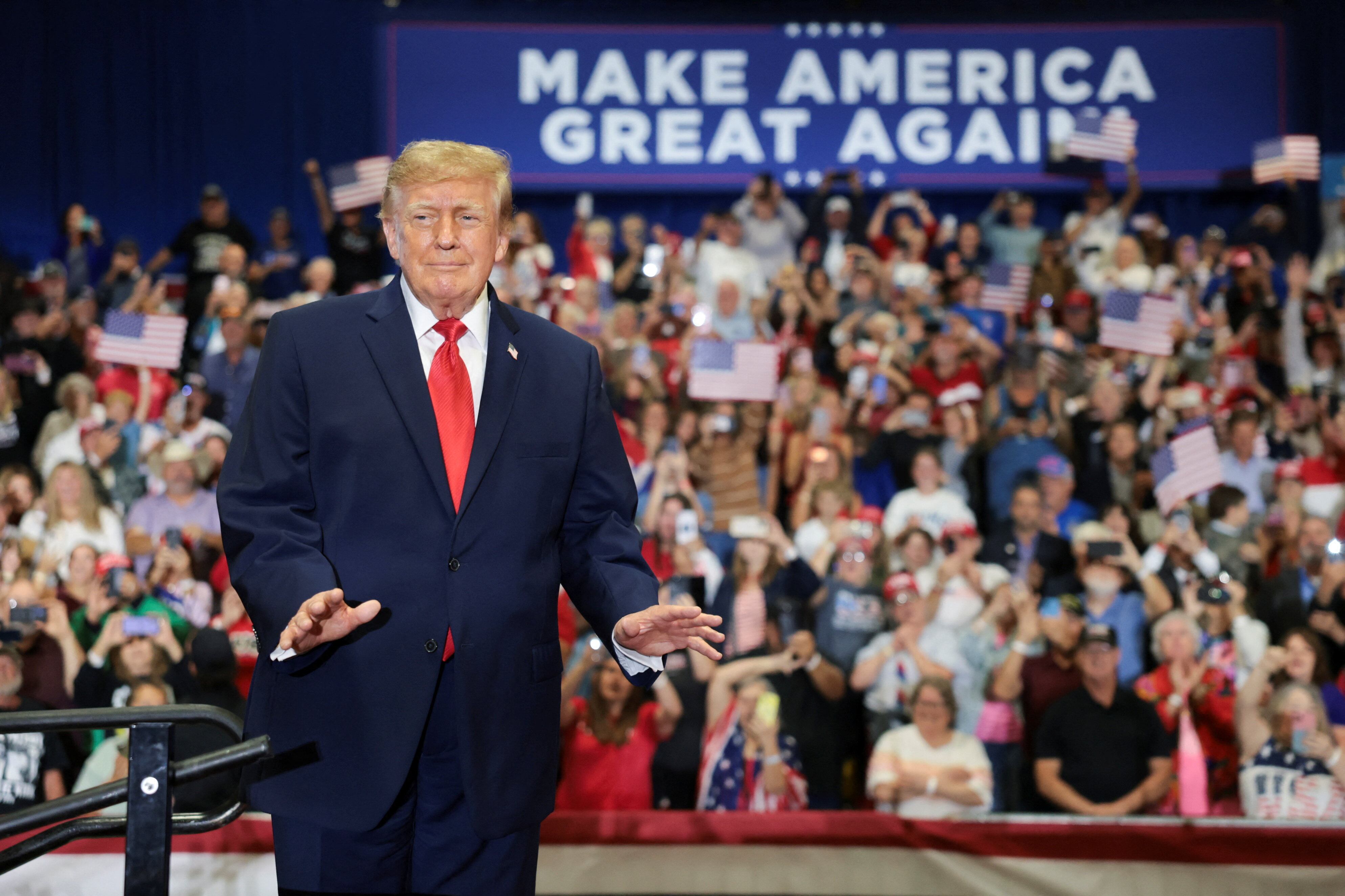 Donald Trump advirtió que Washington castigará “con dureza” a los responsables si se confirma la participación de agentes iraníes (REUTERS/Jonathan Ernst)