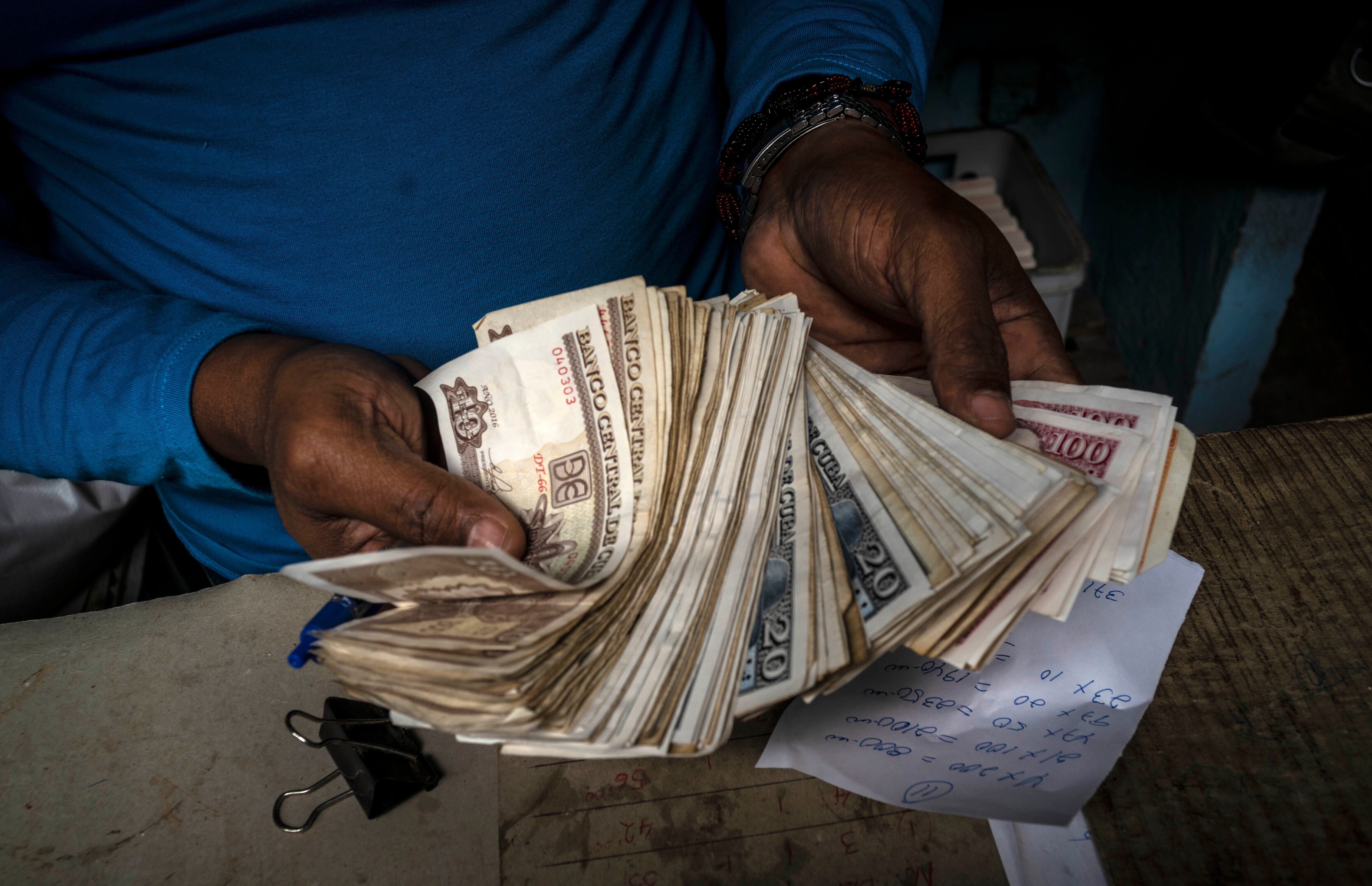 El valor del dólar en el mercado informal promedió 834 CUP, con una referencia de 832 CUP para la compra y 835 CUP para la venta. (Foto AP/Ramón Espinosa, Archivo)