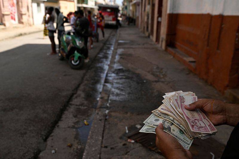 La Moneda Libremente Convertible descendió 49 pesos frente al sábado y ubicó su referencia matutina en 536 CUP. (REUTERS/Norlys Pérez/Foto de archivo)