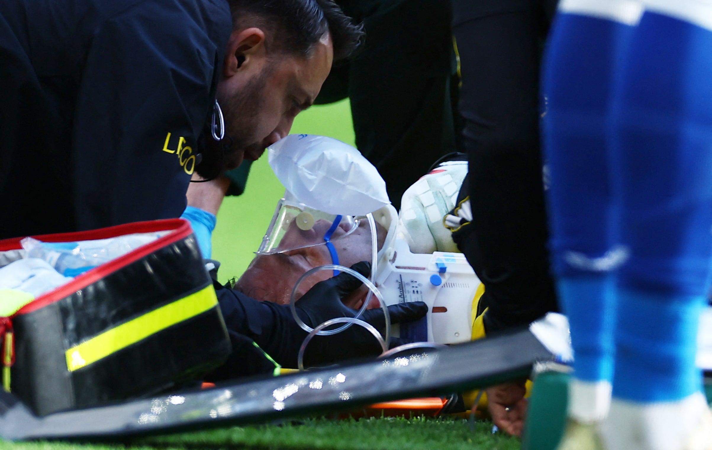 Los médicos atendieron al Dibu Martínez en el campo de juego (REUTERS/Phil Noble)