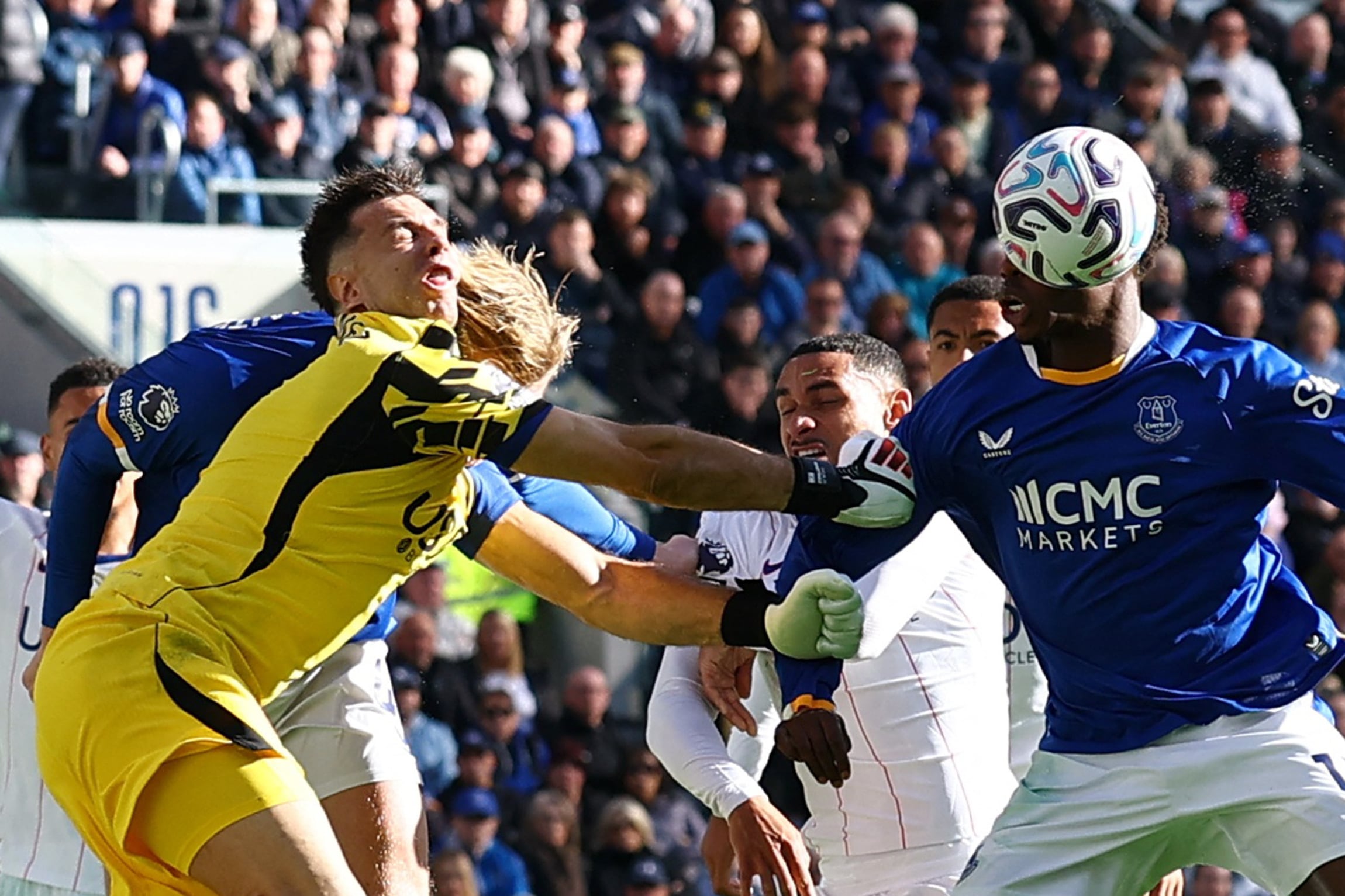 Emiliano Martinez fue trasladado al hospital tras su choque con Jarrad Branthwaite (REUTERS/Phil Noble)