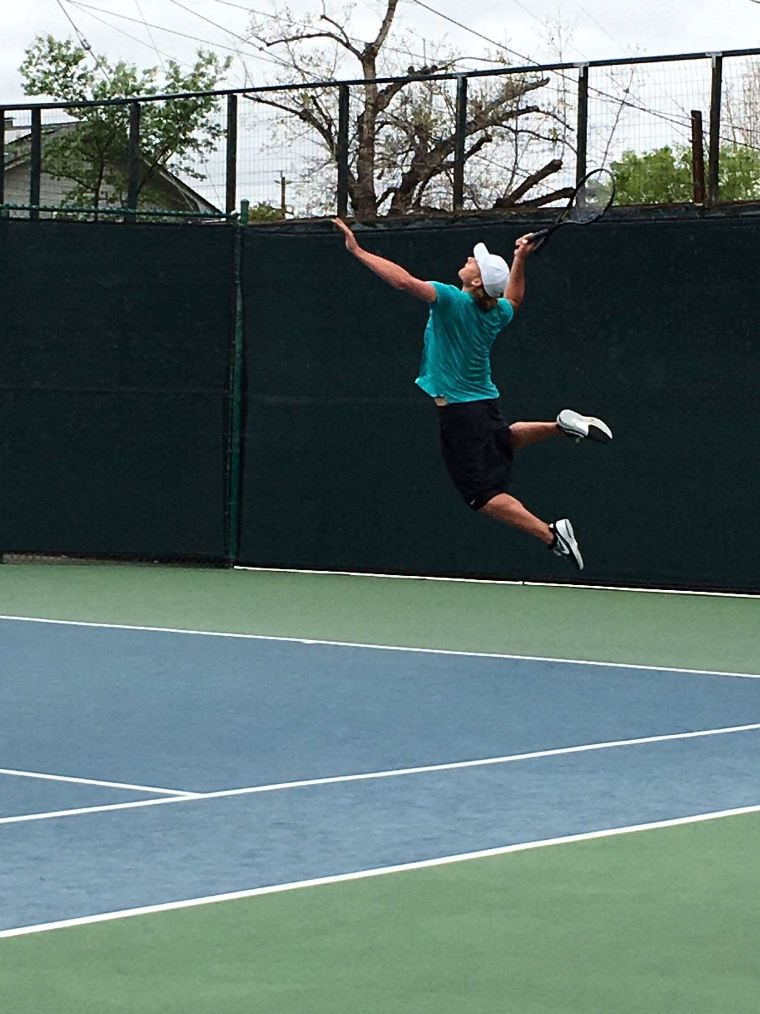 El salto de Brian Battistone al sacar (Crédito: Natural Tennis)