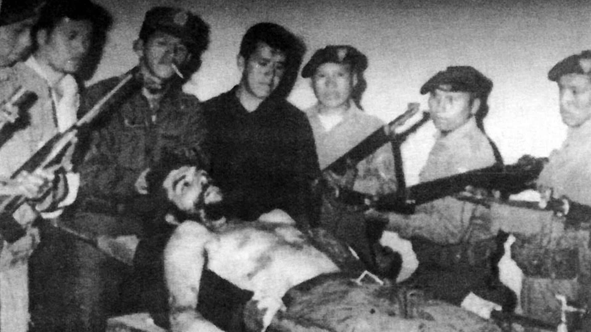 El fusilamiento del Che Guevara: un sargento que tardó 40 minutos en disparar, un código secreto y un cadáver escondido