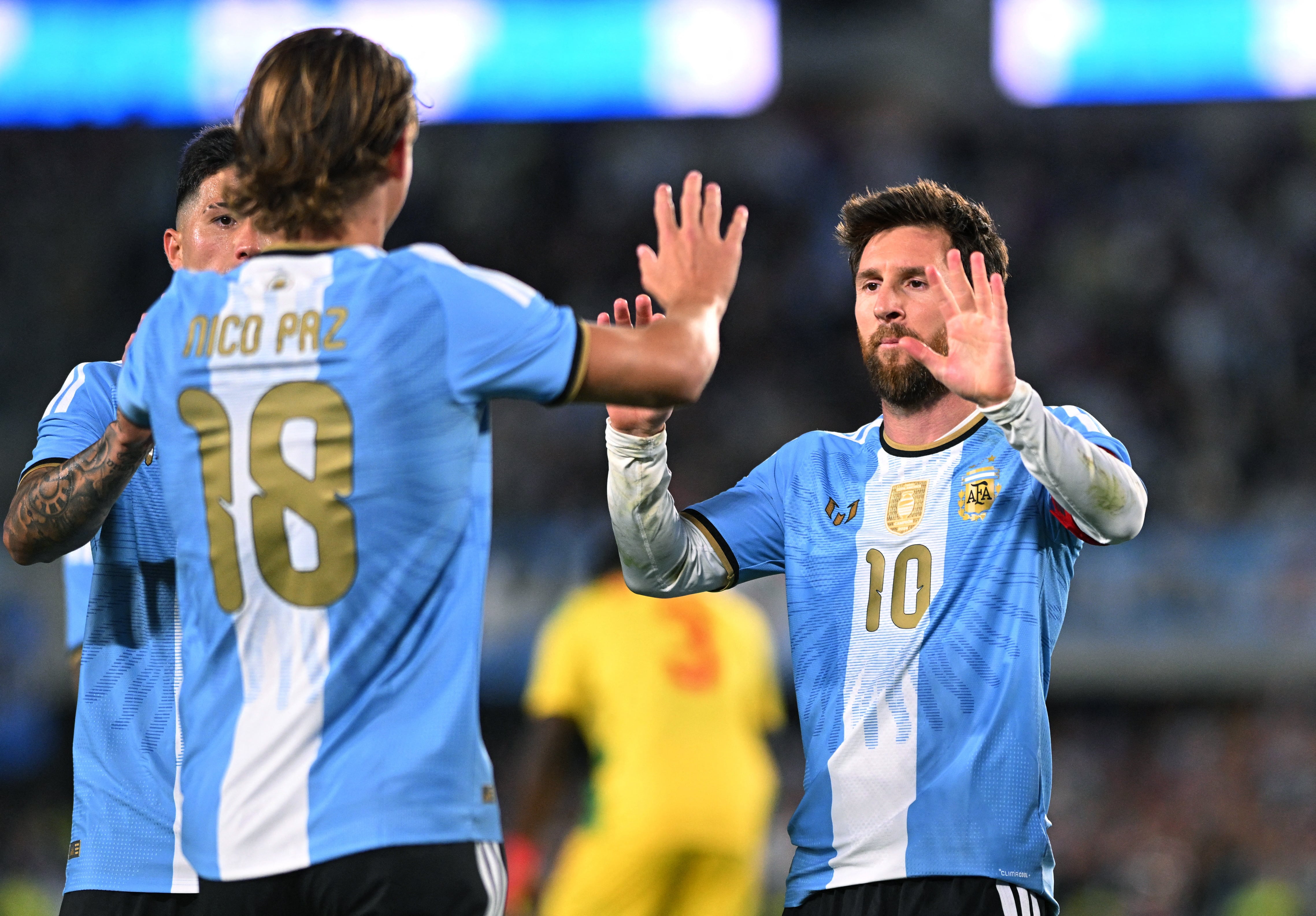 El festejo de Nico Paz con Lionel Messi (REUTERS/Rodrigo Valle)