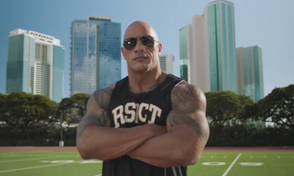 La receta del actor incluye 70 gramos de proteína, 120 gramos de arroz, arándanos congelados y creatina (YouTube/@therock)