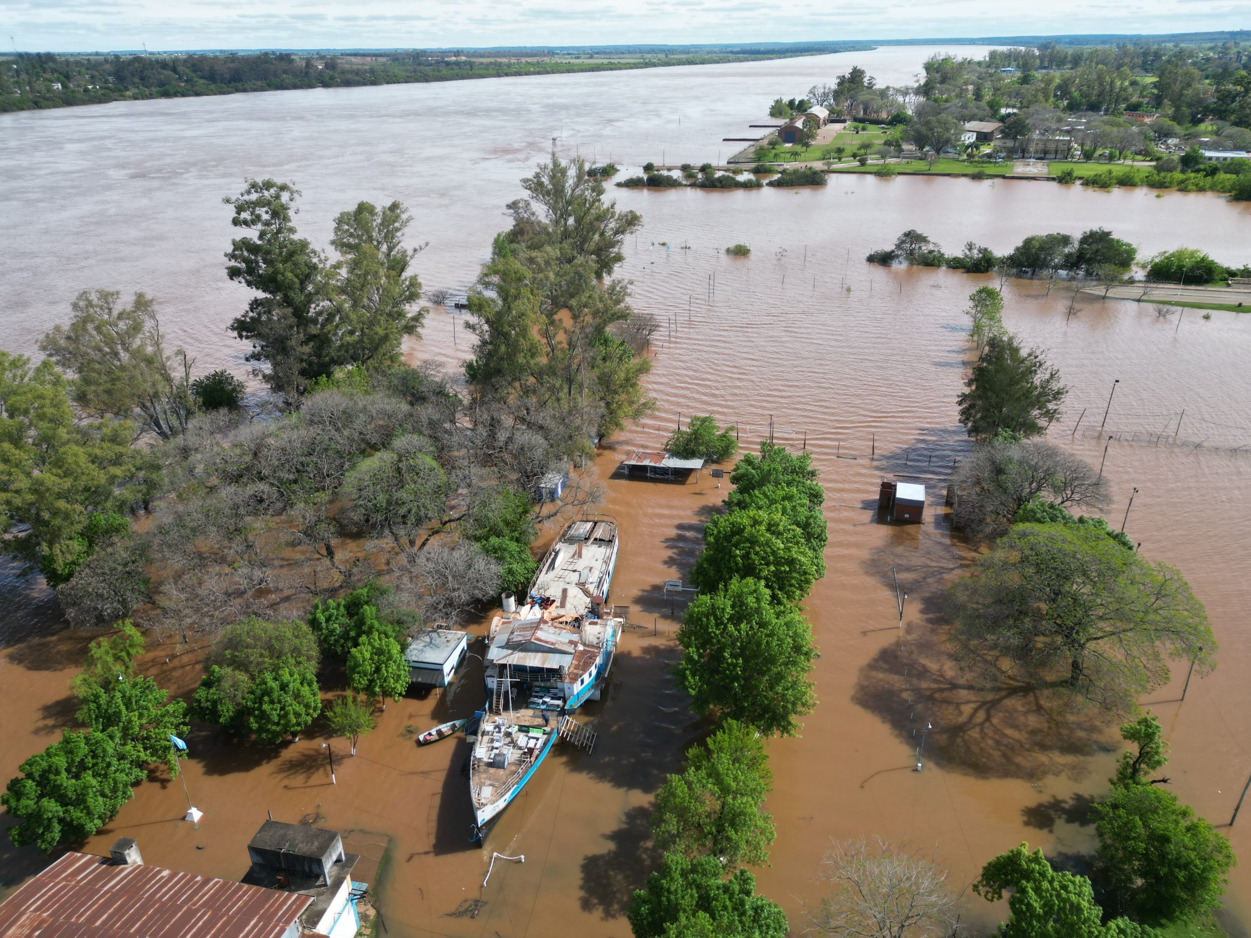 El Niño: el río Paraná sigue creciendo y provoca más evacuaciones y aislamiento de localidades
