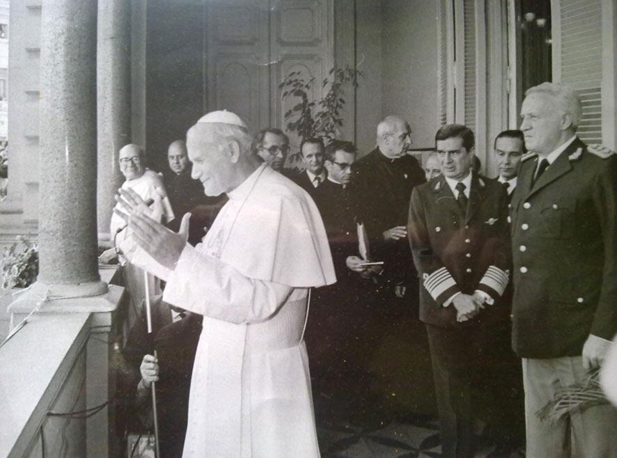 Juan Pablo II en la Casa Rosada, en 1982. Fue la primera vez que un Papa visitó la Argentina, y ocurrió en plena Guerra de Malvinas.