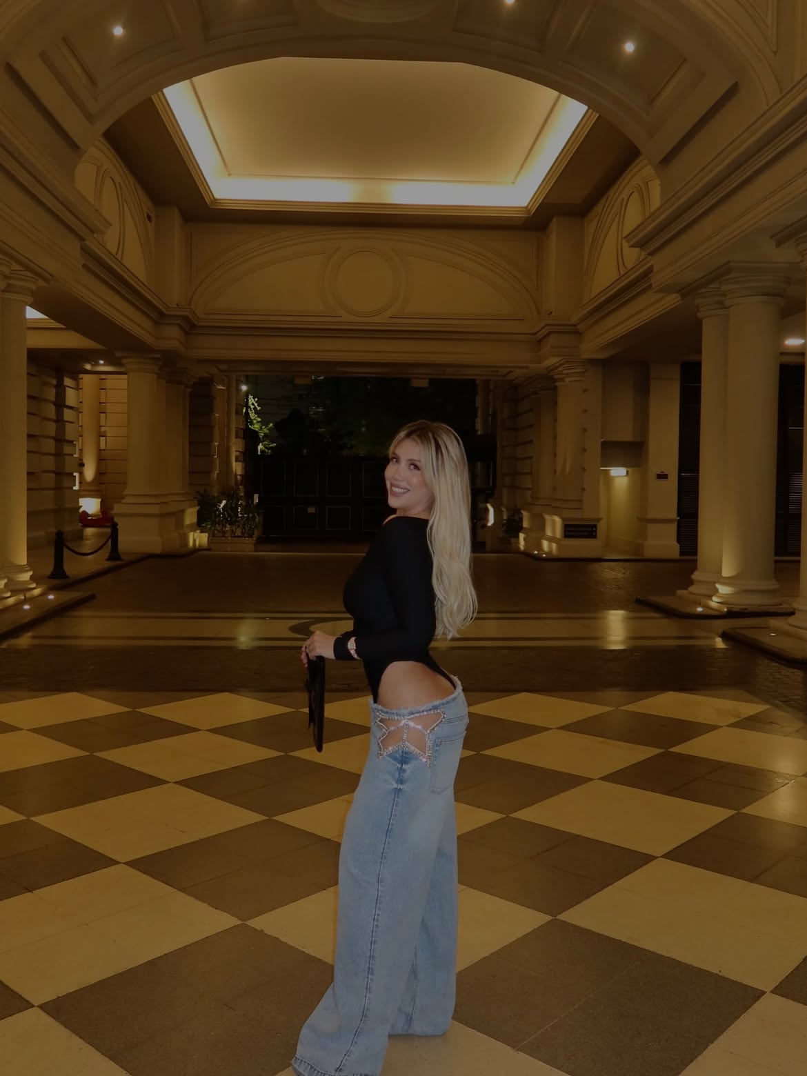 El pedido de Nicole Neumann a Wanda Nara por el look que llevó al Martín Fierro: cuánto cuesta su osado jean