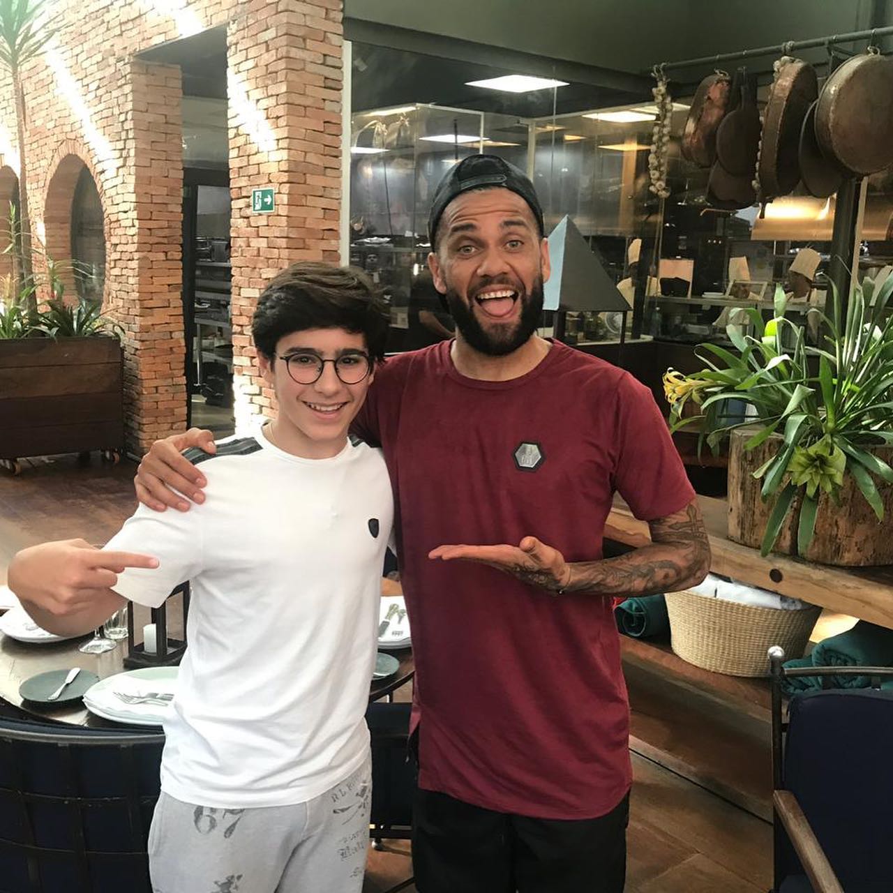 Cámara, a los 14 años, con Dani Alves en una de las primeras fotos que compartió en sus redes (Foto: @rafaccamara88)