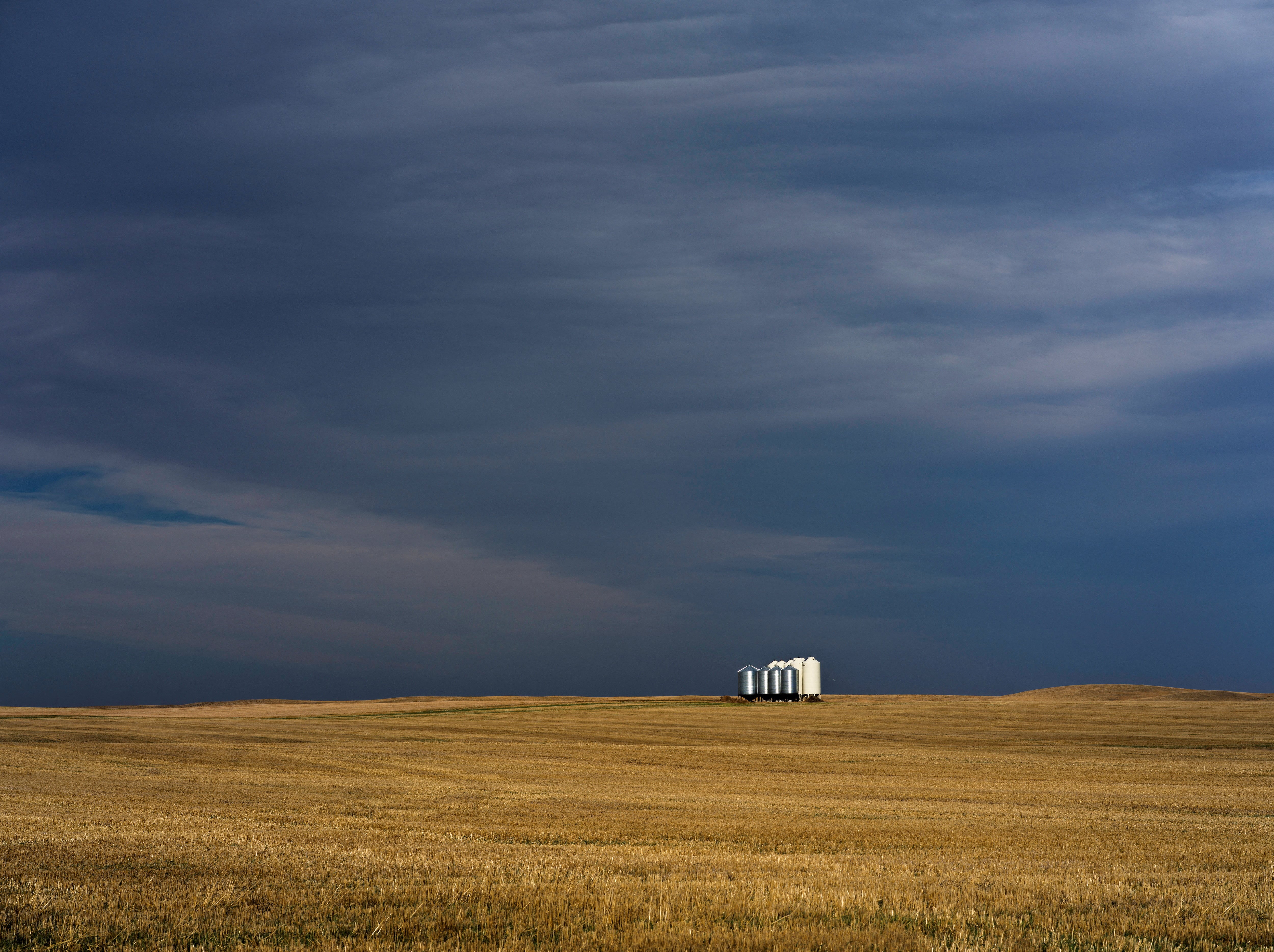 Silos de grano en un campo agrícola en la zona rural de Alberta, cerca de Claresholm, Alberta, Canadá, 17 de octubre de 2026(REUTERS/Todd Korol)