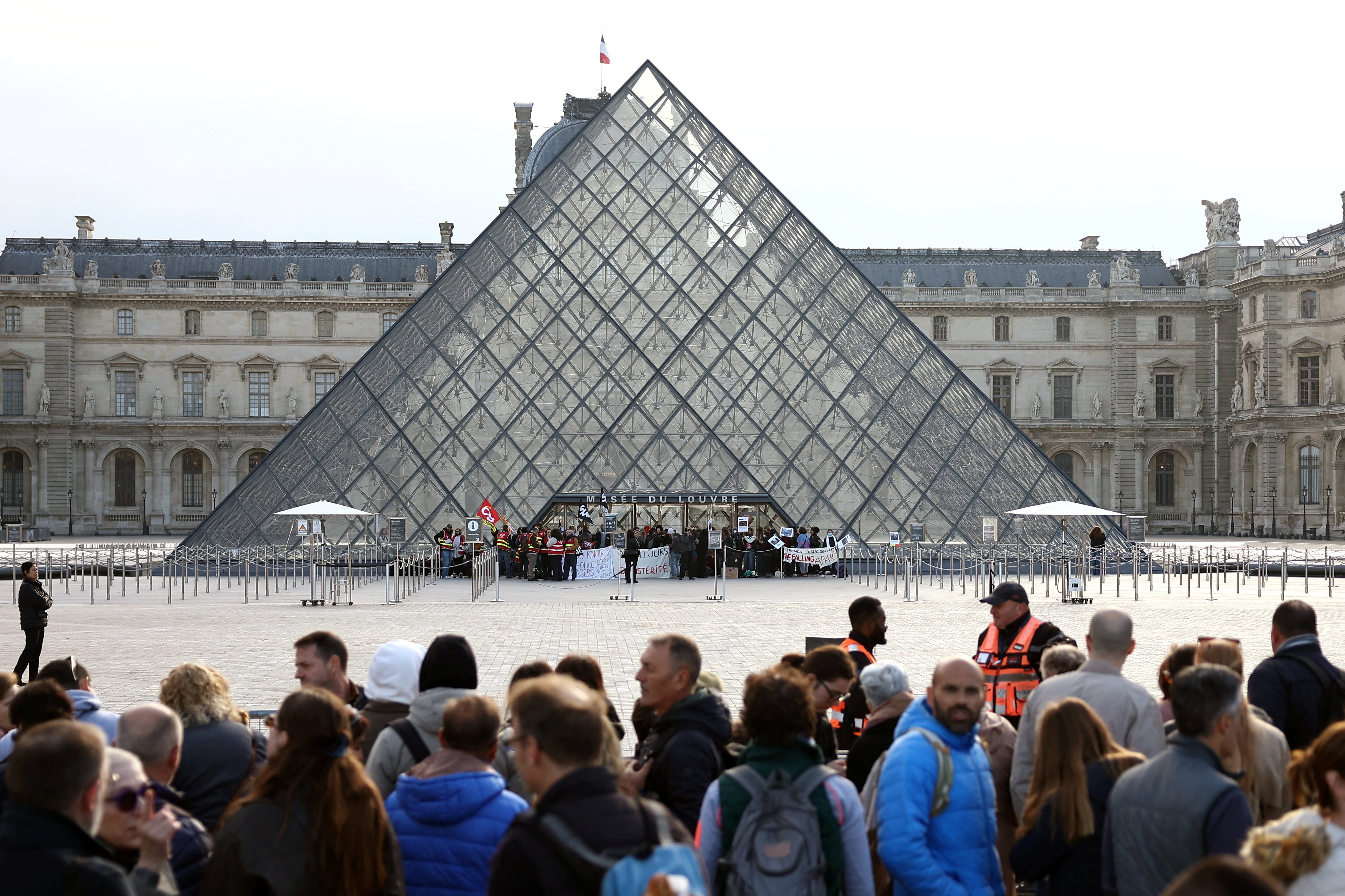 Manifestantes y estudiantes de escuelas de arte y cultura bloquean la entrada al Museo del Louvre durante una manifestación en apoyo a un movimiento estudiantil de secundaria que exige mejores condiciones escolares y medidas por parte del gobierno, en París, Francia, el 19 de octubre de 2026 (REUTERS/Abdul Saboor)