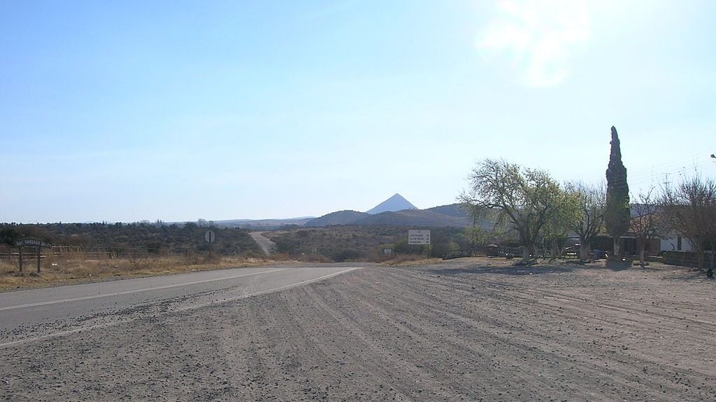 El pueblo en Córdoba con volcanes, laguna y playas, ideal para visitar en el verano