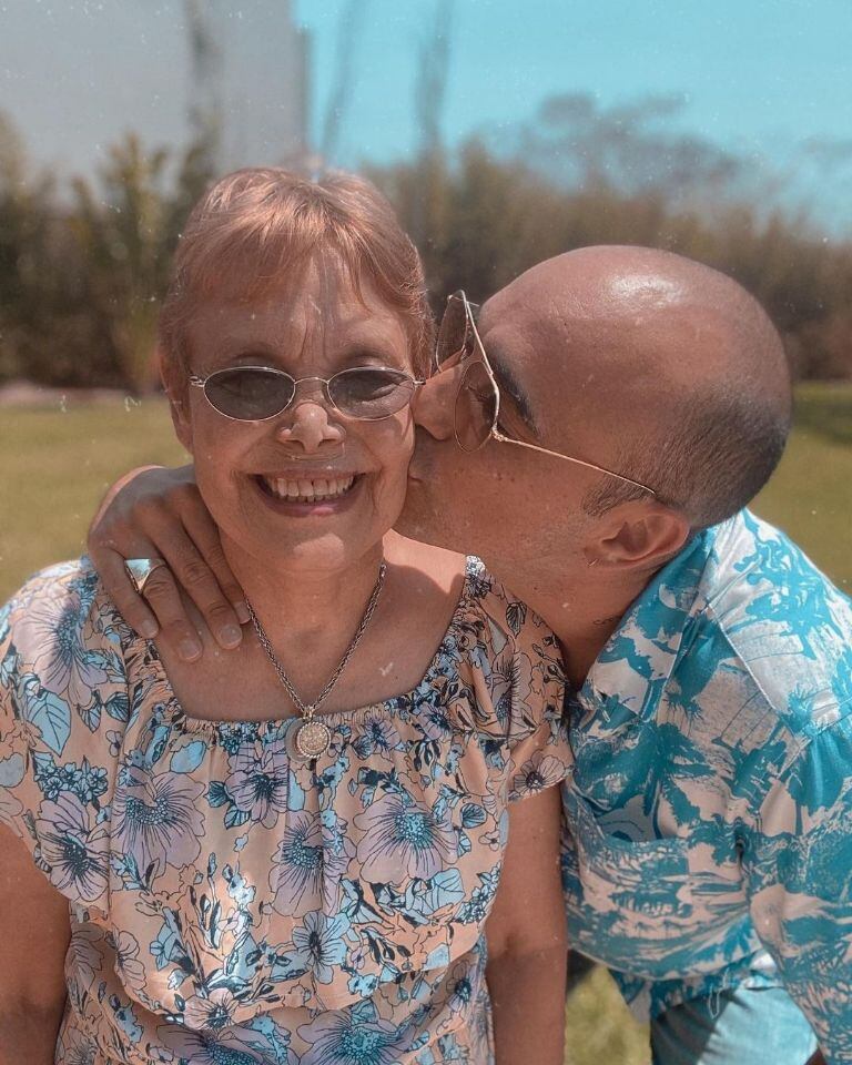 El romántico mensaje de Abel Pintos a Mora Calabrese: “Te amamos con locura”