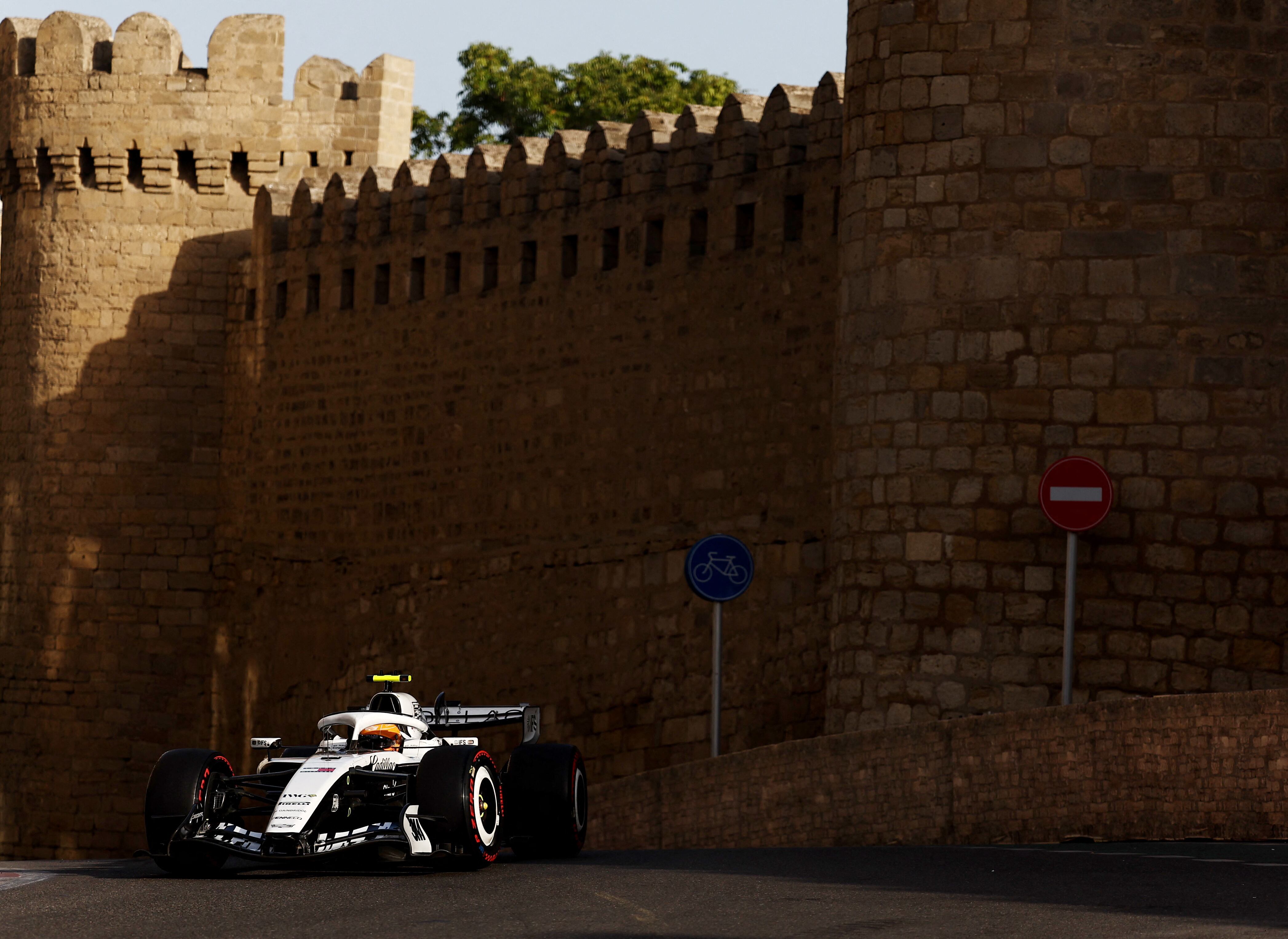 Valtteri Bottas en acción en el circuito callejero de Bakú (REUTERS/Jakub Porzycki)