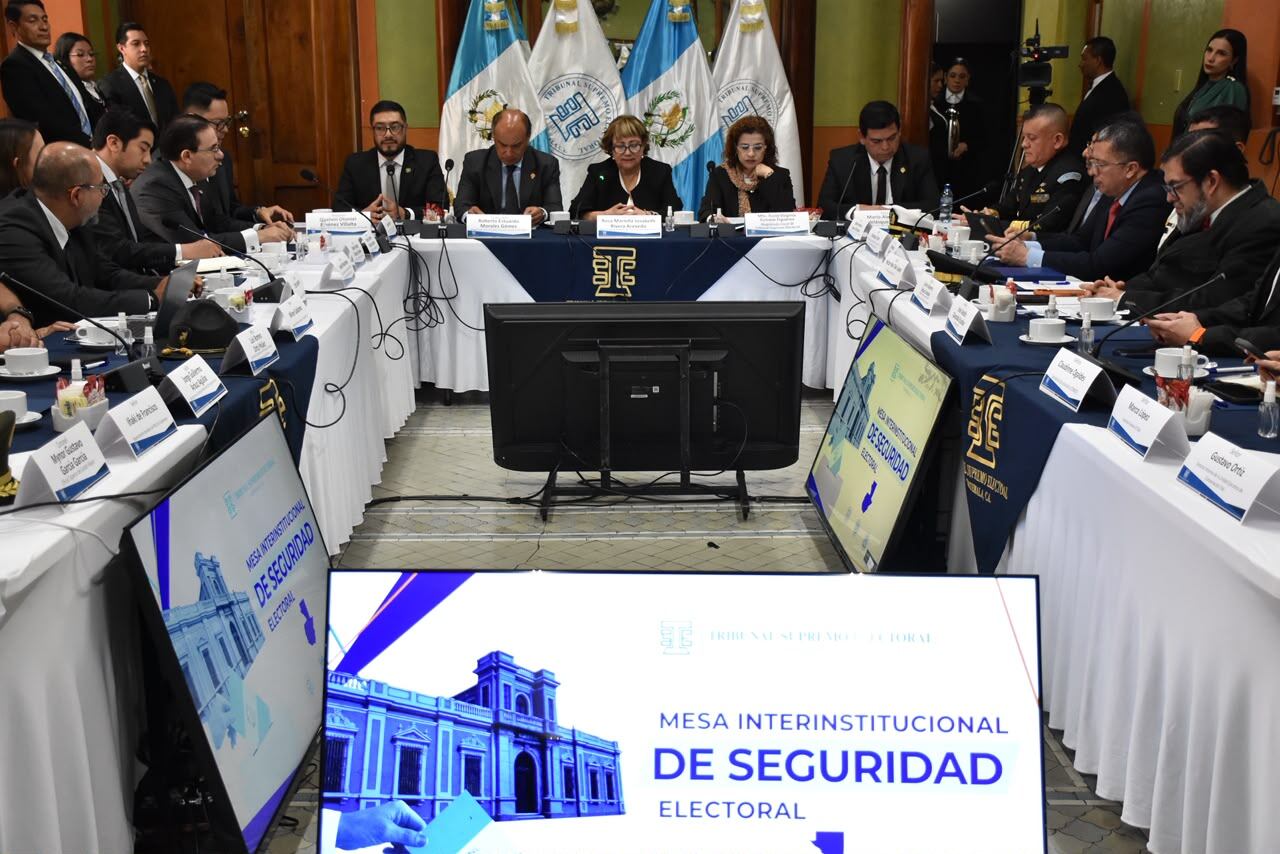Integrantes de la Mesa Interinstitucional de Seguridad Electoral participan en una sesión de trabajo convocada por el Tribunal Supremo Electoral de Guatemala. (Tribunal Supremo Electoral de Guatemala)