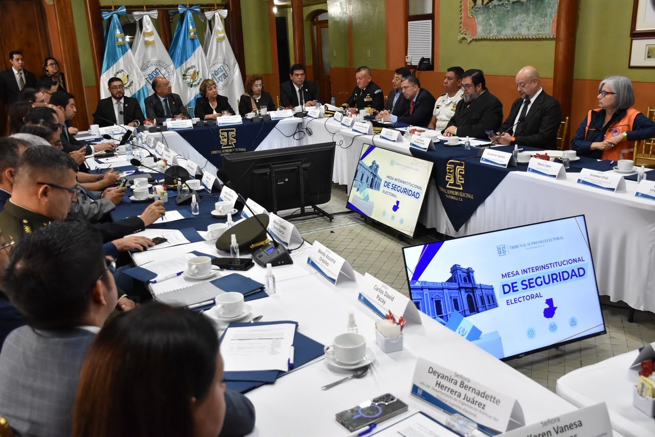 Integrantes de la Mesa Interinstitucional de Seguridad Electoral participan en una sesión de trabajo convocada por el Tribunal Supremo Electoral de Guatemala. (Tribunal Supremo Electoral de Guatemala)