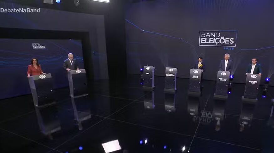 Candidatos y moderadores participan en un debate electoral televisado en Brasil para el proceso de 2026. (Captura de pantalla)