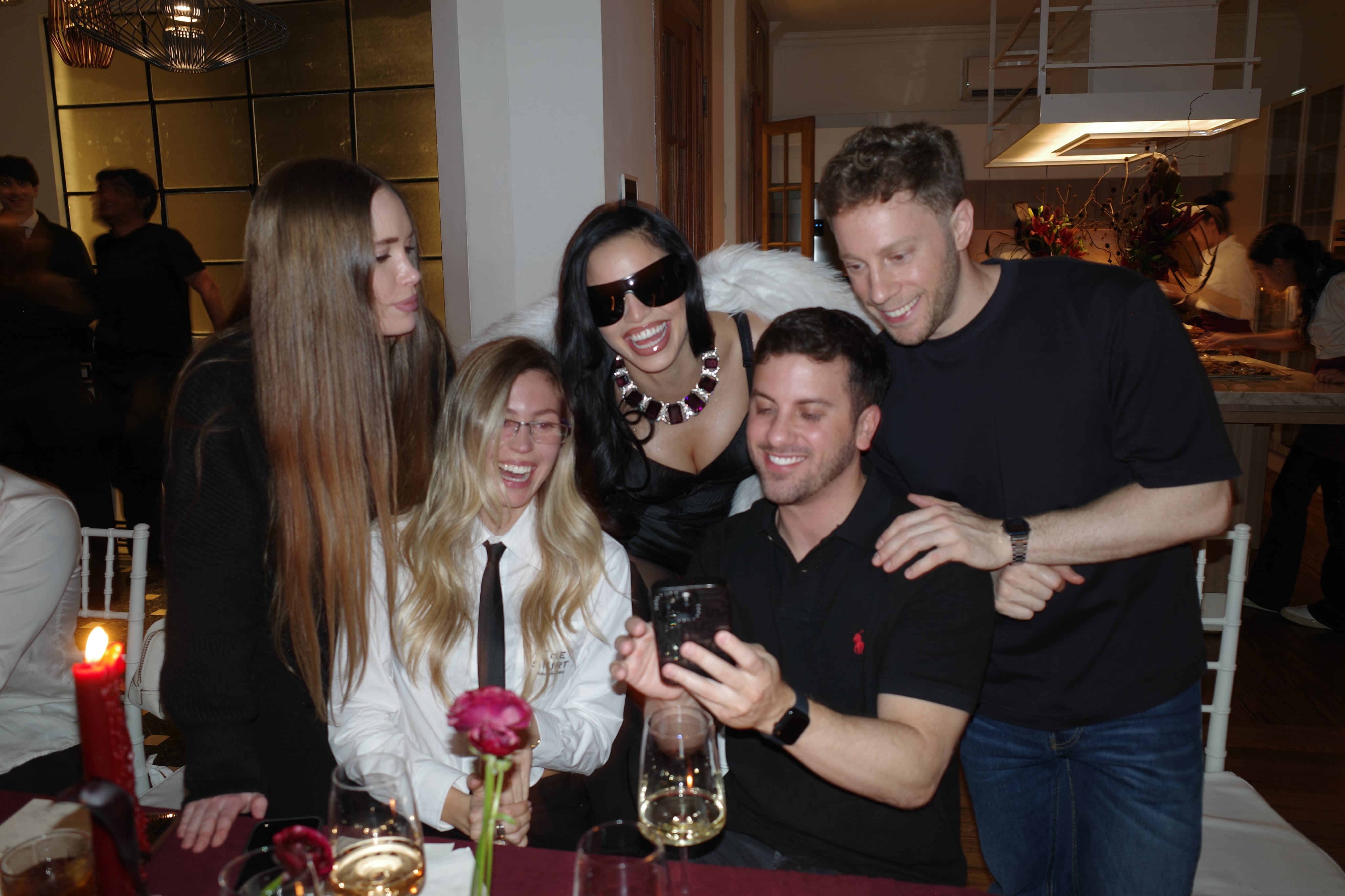 Emilia Mernes junto a sus amigos Flor Vichich, la escritora Camila Orsi, Juanchi Grillo y Bau Palladino (Instagram Emilia Mernes)