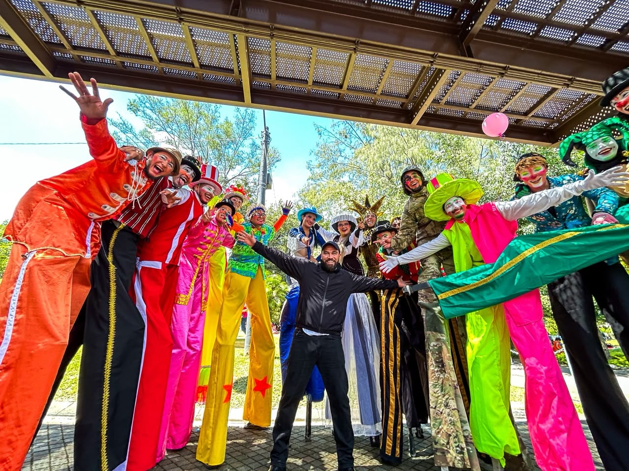 Alcalde Mario Durán Gavidia celebra junto amenizadores del evento (Foto cortesía alcaldía de San Salvador)