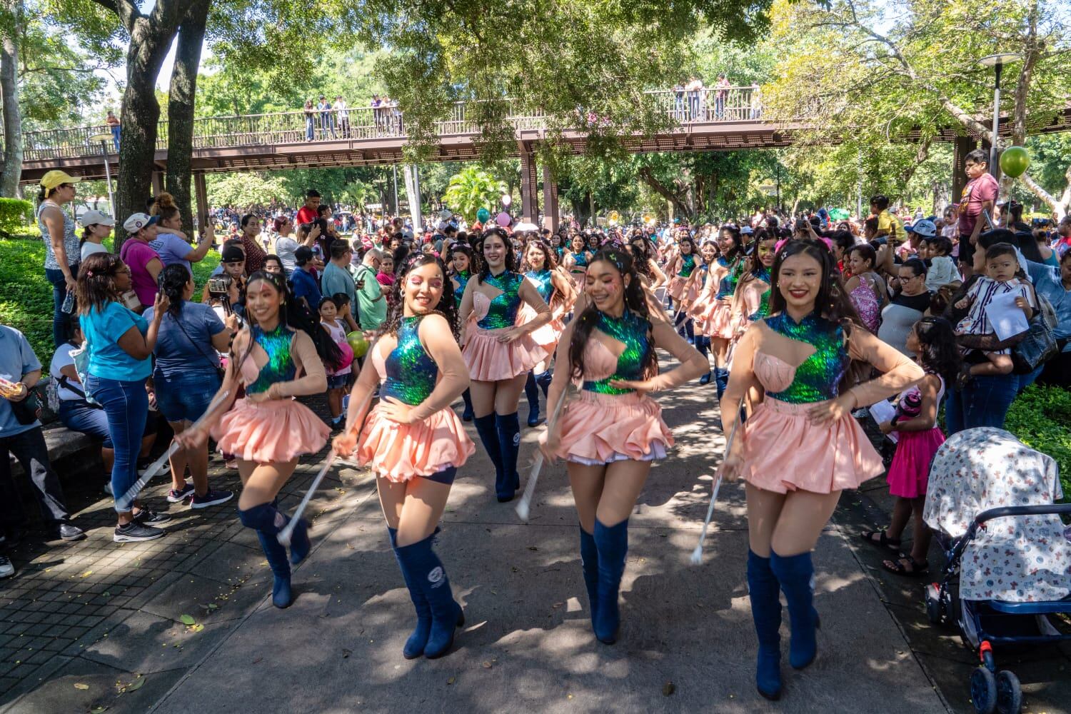 Para amenizar el evento, las integrantes del grupo de cachiporristas de la comuna asisitió al parque (Foto cortesía alcaldía de San Salvador)