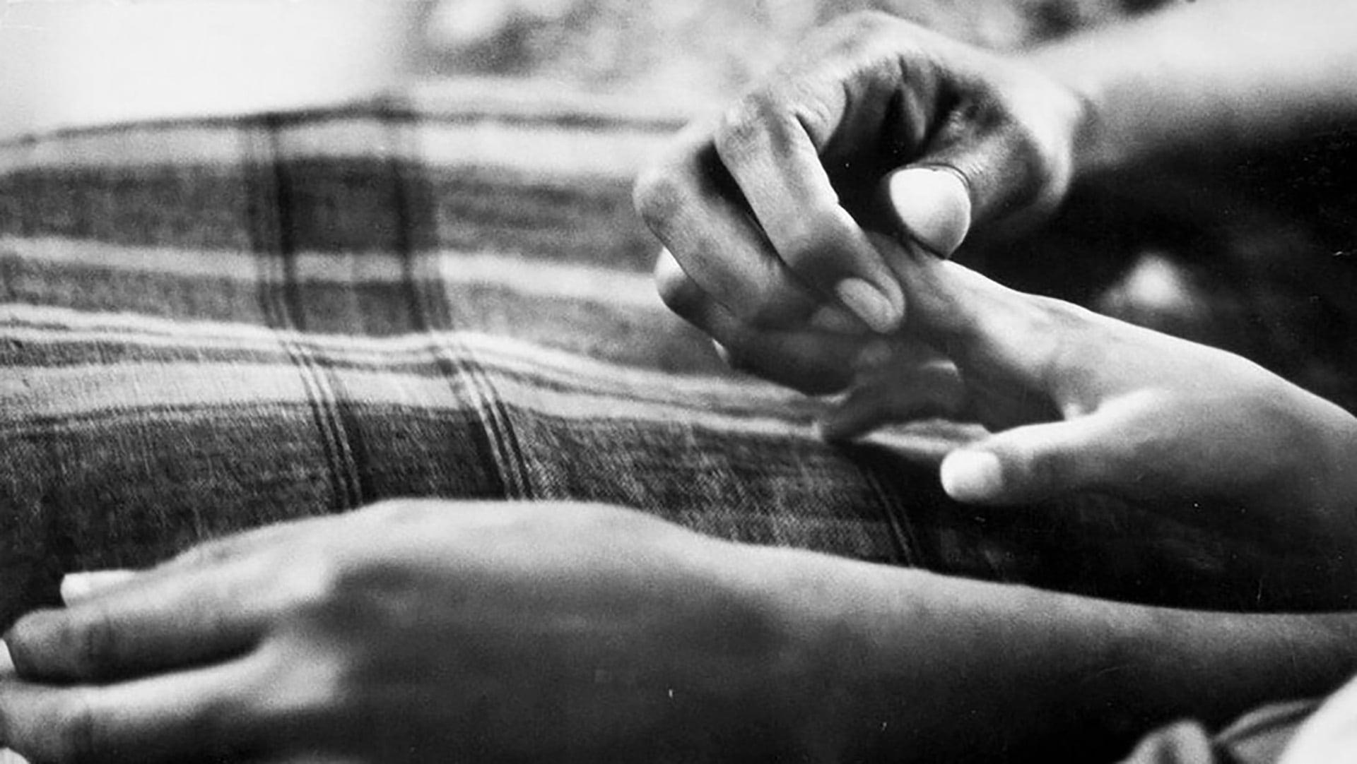 La perspectiva interseccional analiza cómo el género, la clase y la discapacidad atraviesan la vejez.
